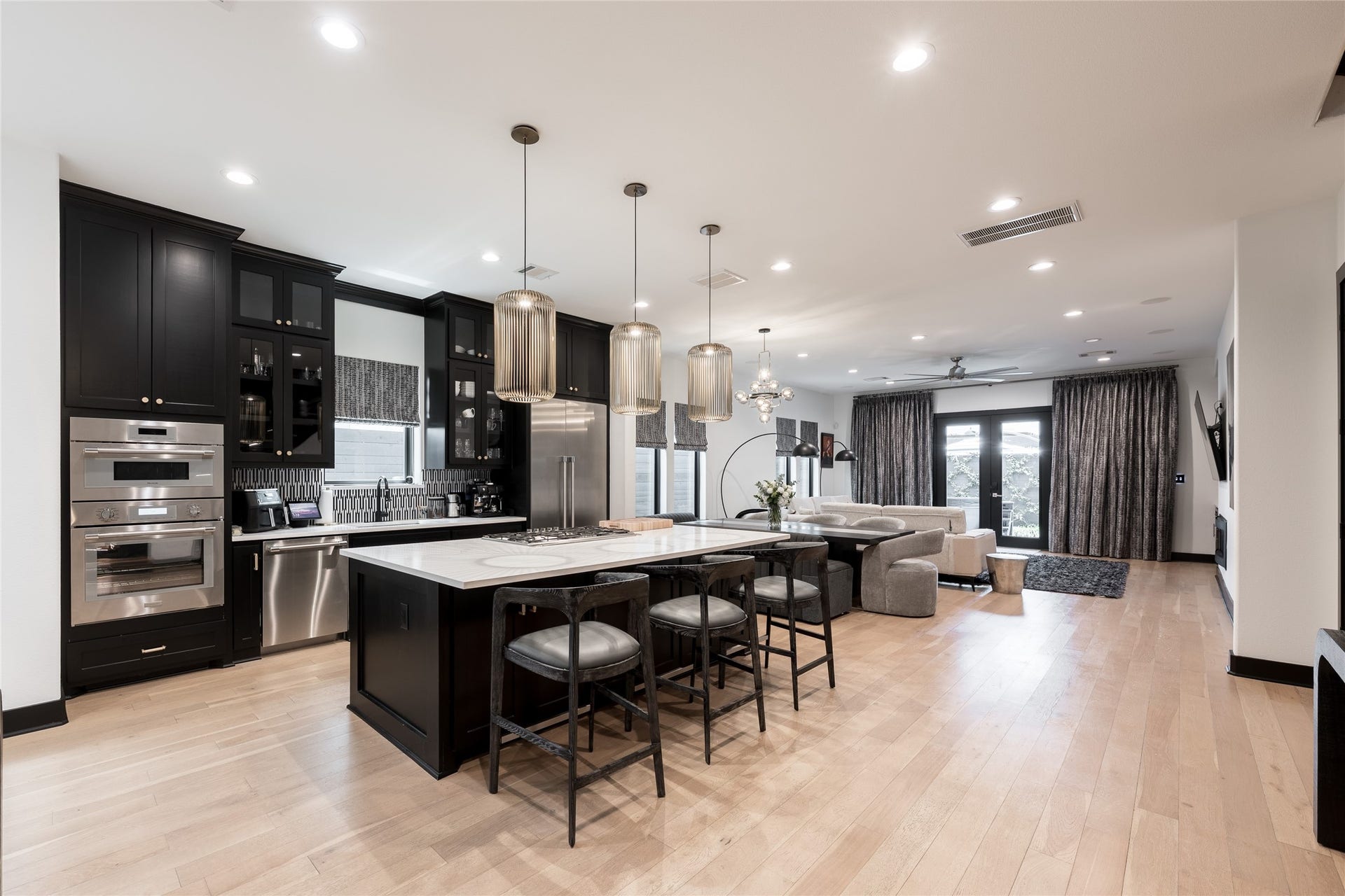 906 Knox Street, Houston, TX 77007 Designed around openness and connectivity, the main level flows seamlessly from the expansive kitchen and island into the dining and living areas, creating a spacious setting for both everyday living and entertaining.