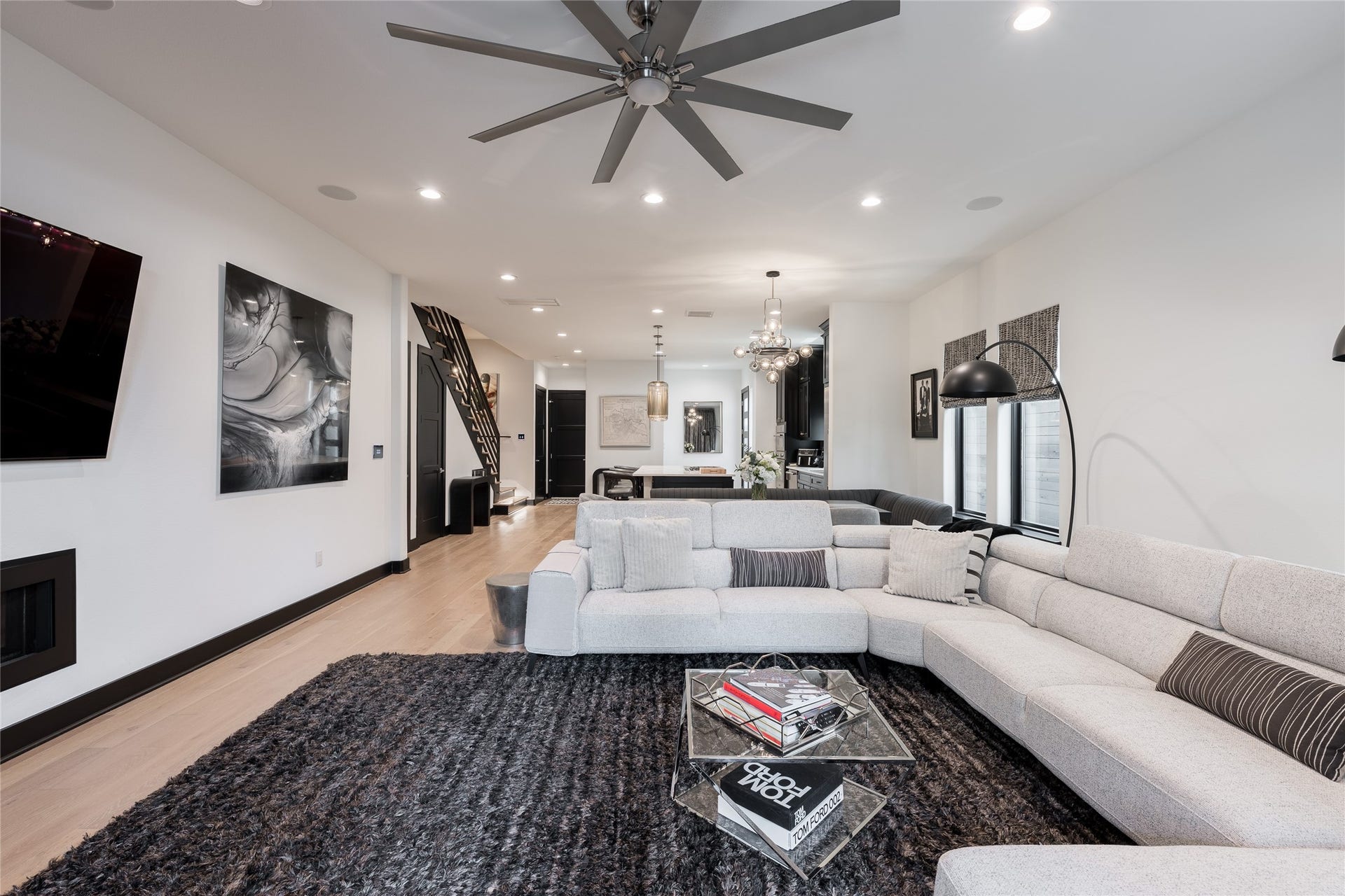 906 Knox Street, Houston, TX 77007 Intended for both relaxed evenings and larger gatherings, the living room combines impressive scale with a modern fireplace, integrated audio and an effortless connection to the rest of the main level.