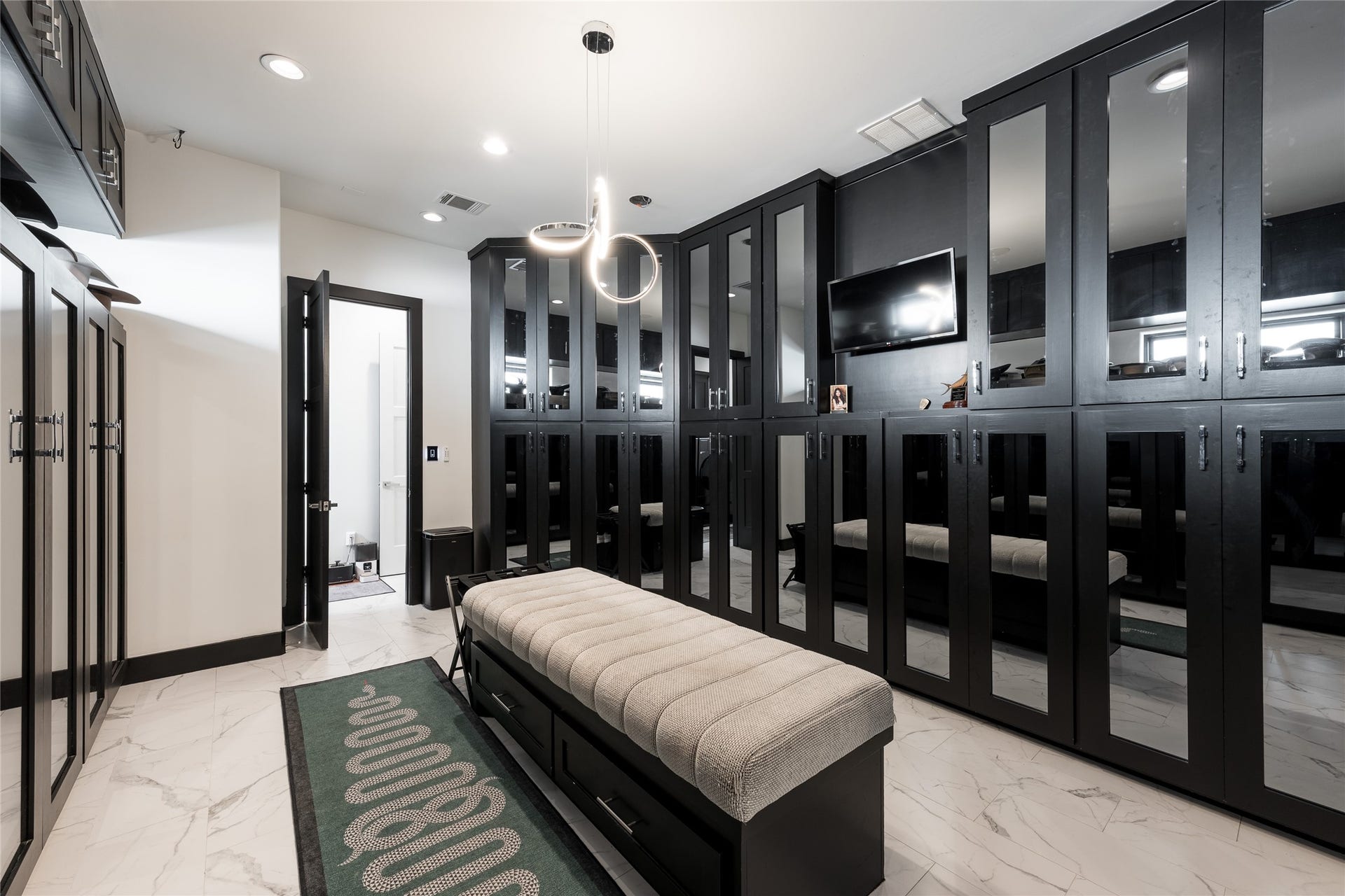 906 Knox Street, Houston, TX 77007 Every inch of the primary dressing room is put to work, combining extensive enclosed storage with mirrored cabinetry and dedicated display areas for a clean, composed finish.
