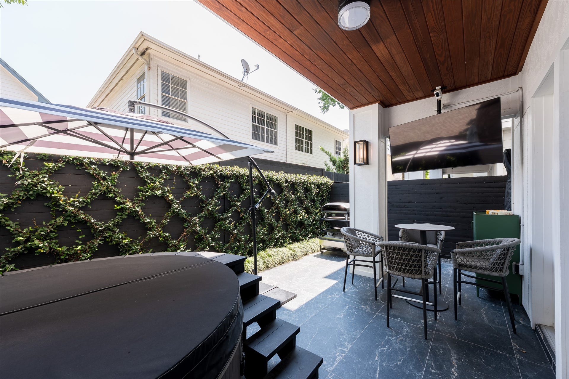 906 Knox Street, Houston, TX 77007 More than a typical backyard, this covered outdoor space offers room to dine, lounge and entertain, surrounded by established landscaping for added privacy.