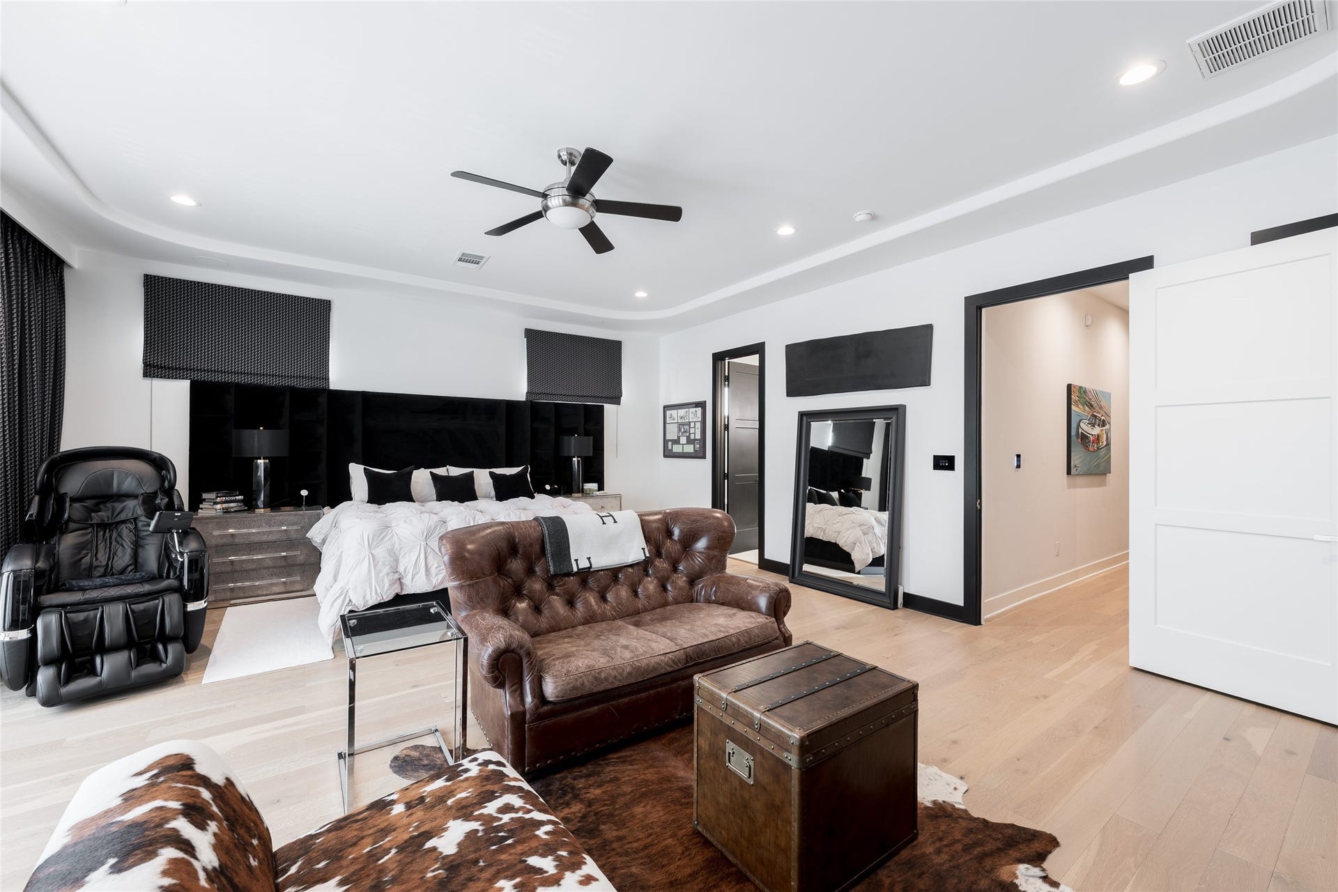 906 Knox Street, Houston, TX 77007 Generous proportions define the primary suite, providing ample room for both the sleeping area and a separate lounge without compromising openness.