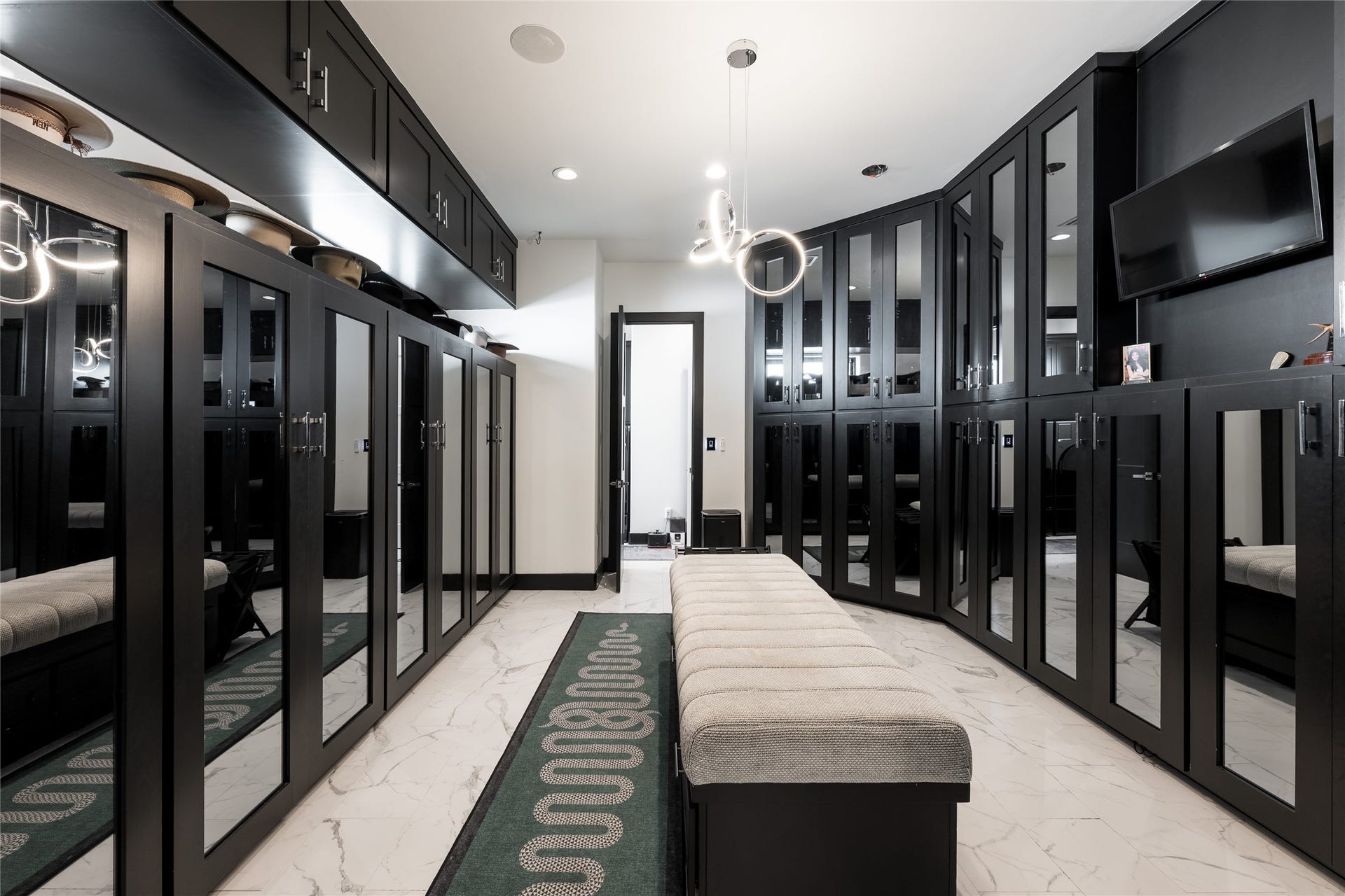 906 Knox Street, Houston, TX 77007 A second perspective reveals just how substantial the primary dressing room is, with cabinetry extending across nearly every wall and dedicated space for an extensive wardrobe.