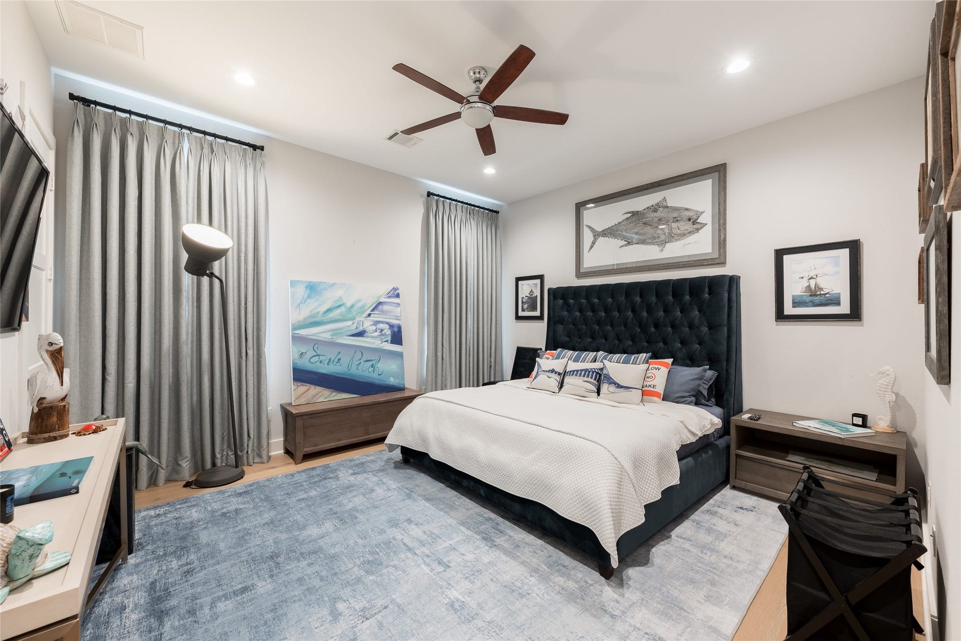 906 Knox Street, Houston, TX 77007 The rooms scale allows for a substantial bed and additional furnishings without feeling crowded, reinforcing the generous proportions found throughout the home.