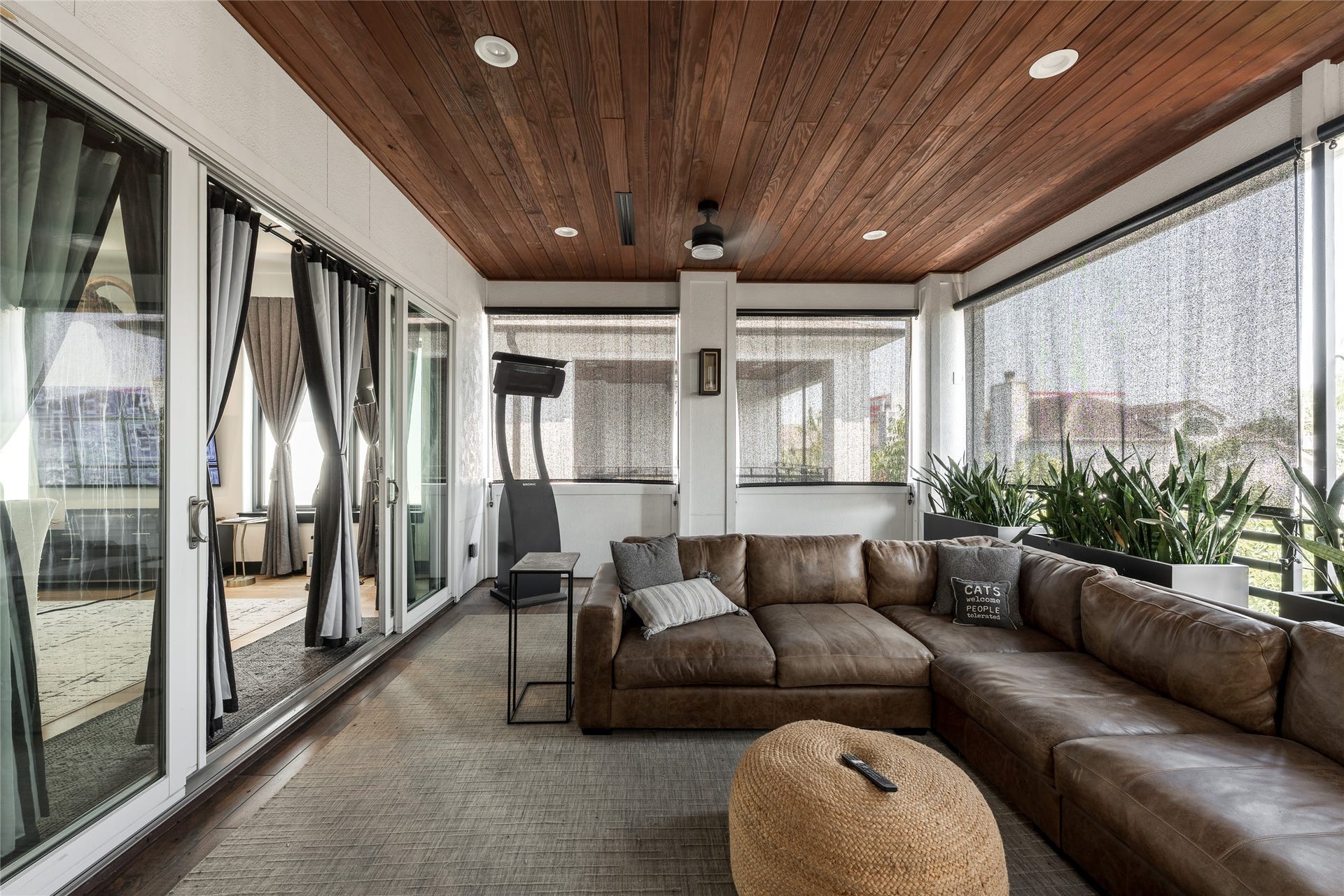 906 Knox Street, Houston, TX 77007 Designed as an extension of the interior, the rooftop combines generous lounge space, a rich wood-clad ceiling, and expansive openings back to the adjoining entertaining room.