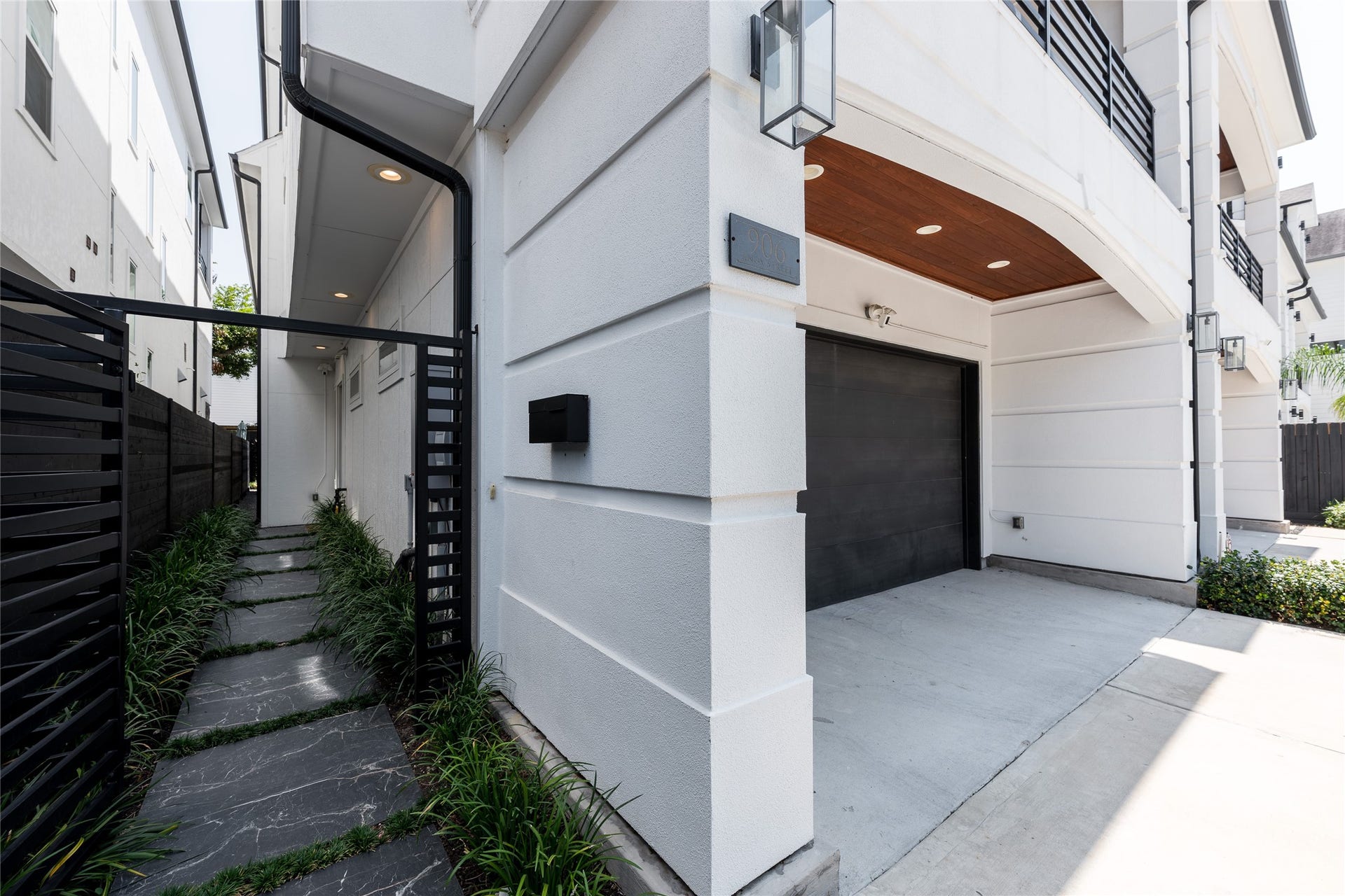 906 Knox Street, Houston, TX 77007 Tucked along the side of the home, a gated walkway offers added privacy and convenient access separate from the main driveway.
