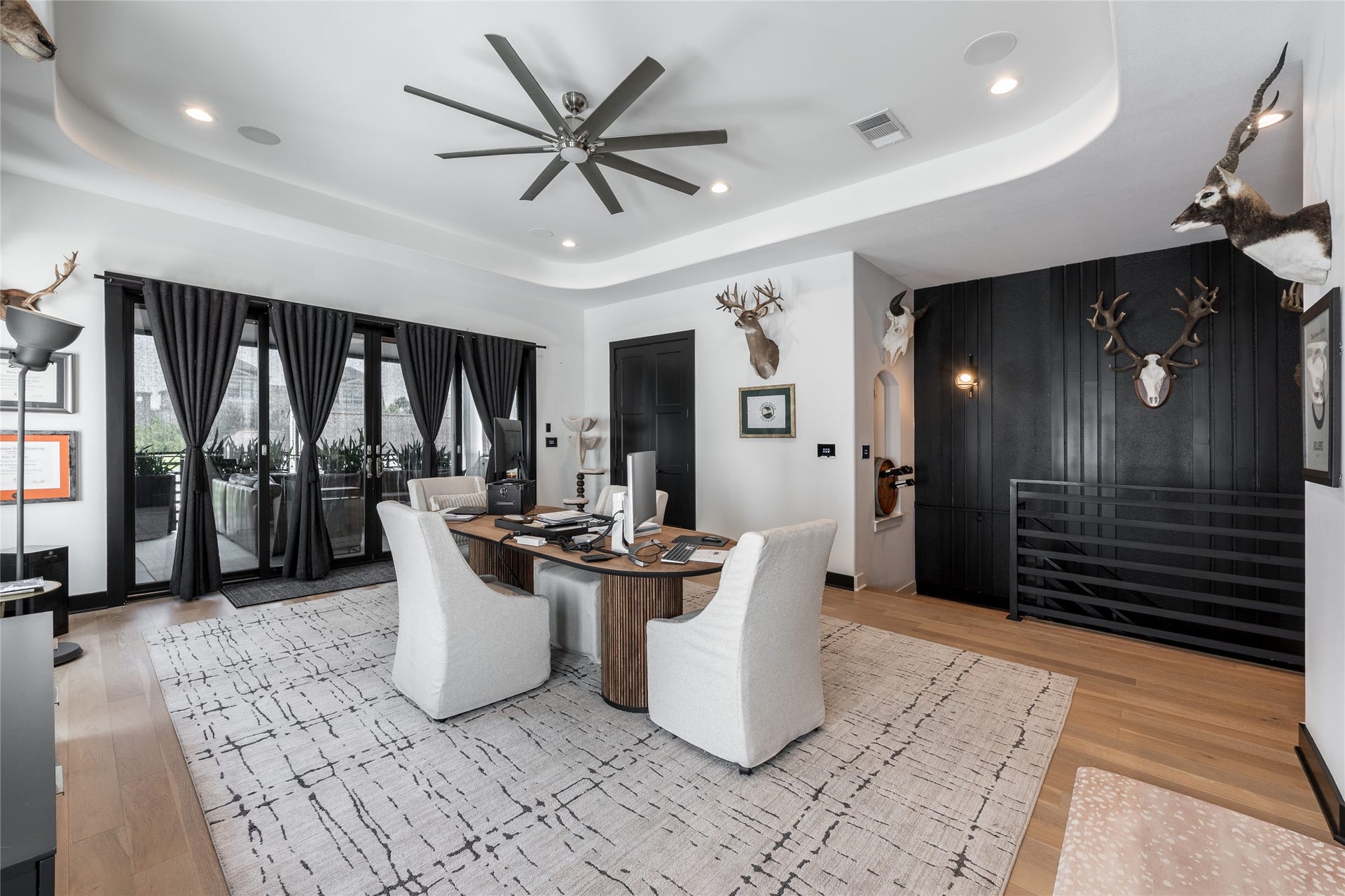 906 Knox Street, Houston, TX 77007 The entertaining level opens into a generously scaled flex space, with direct access to the rooftop retreat and plenty of room for a lounge, game room, or private office.