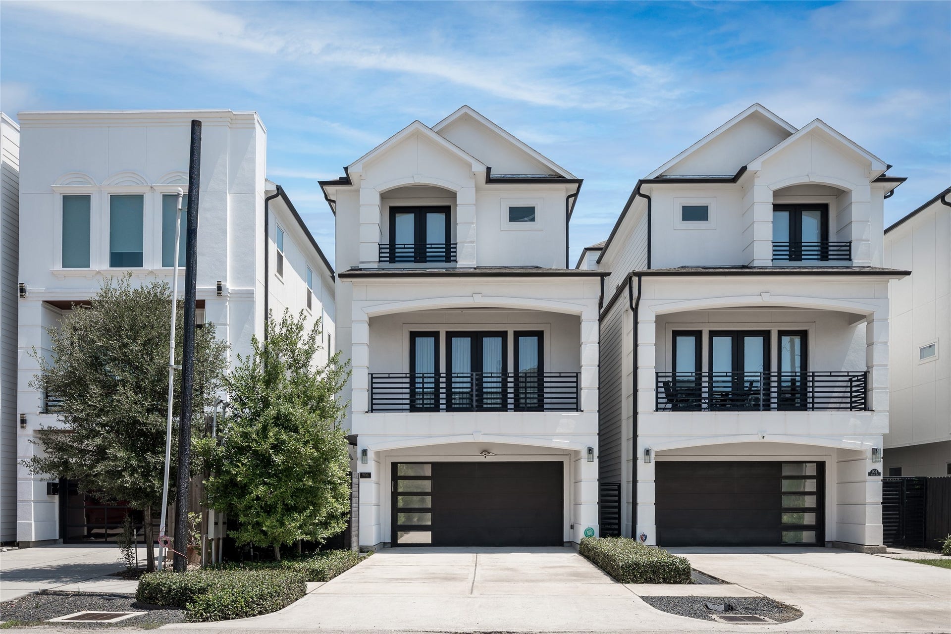 906 Knox Street, Houston, TX 77007 Clean architectural lines, contrasting finishes, and multiple balconies define the modern exterior of 906 Knox.