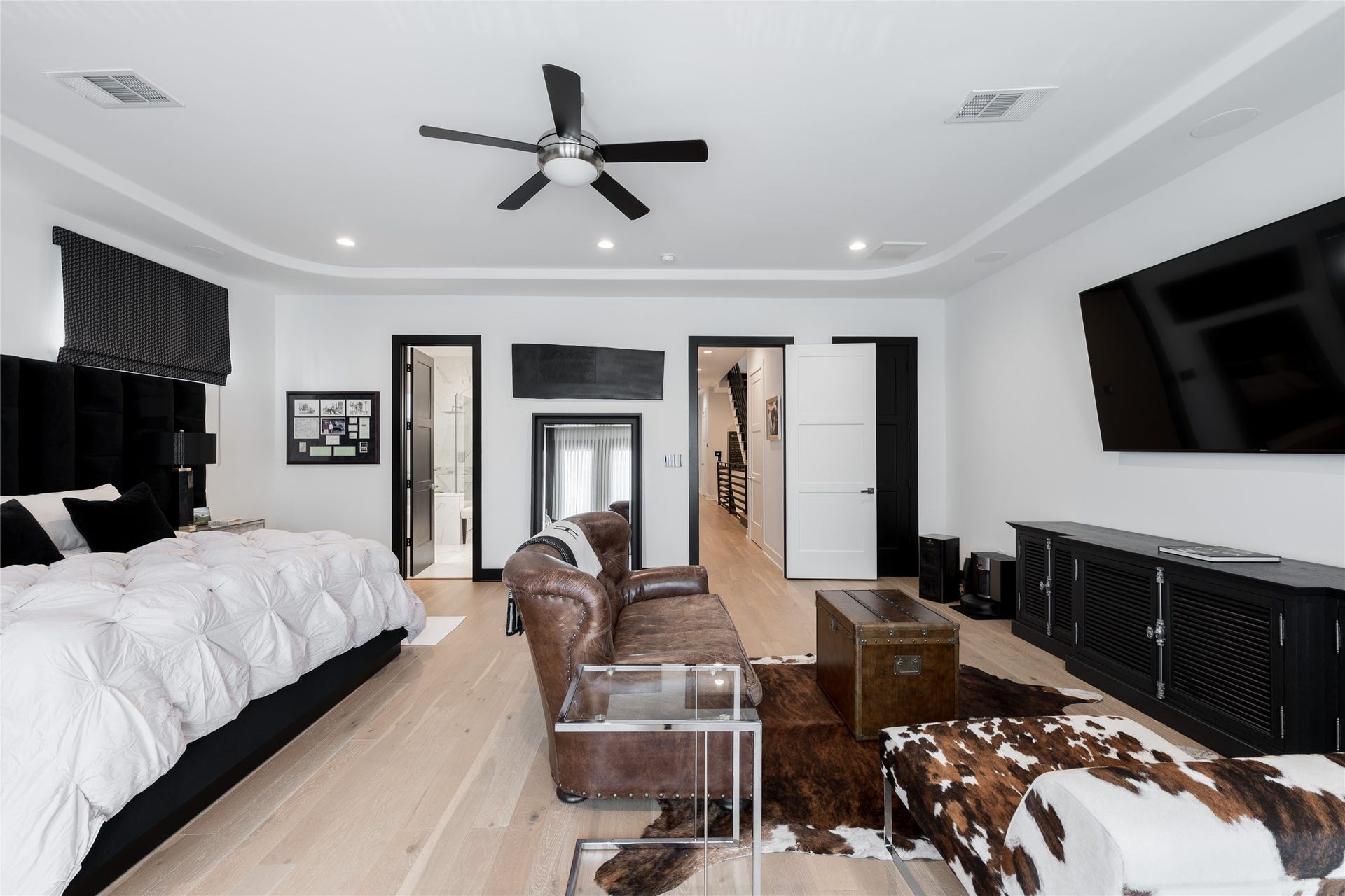 906 Knox Street, Houston, TX 77007 Designed as a true owners retreat, the primary suite combines expansive dimensions, a dedicated lounge area, and a seamless connection to the ensuite bath.