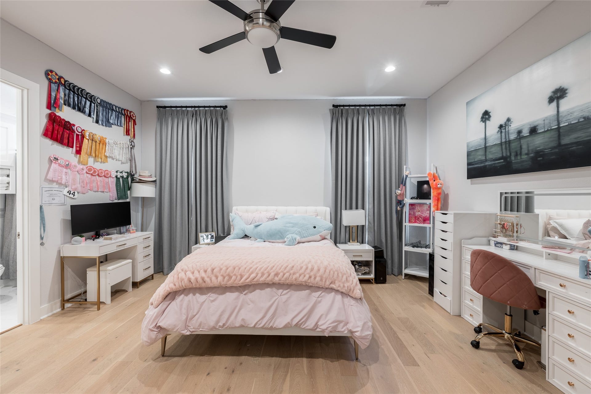 906 Knox Street, Houston, TX 77007 Generously sized secondary bedrooms allow for more than the essentials, with ample room for dedicated study, dressing, or lounge areas without compromising the sleeping space.