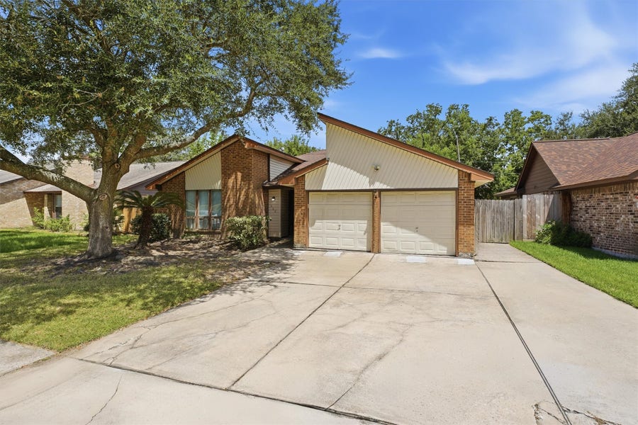 Property photo for 602 Briarclift Lane, Baytown, TX