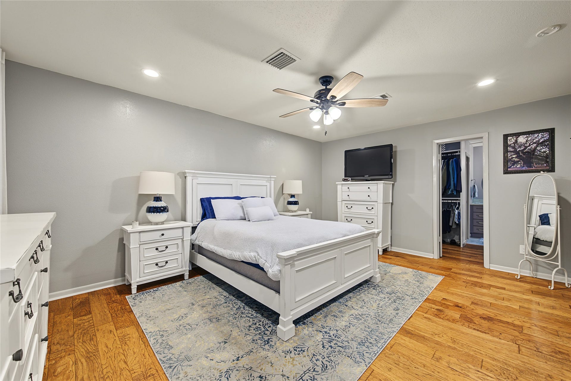 725 Worthshire Street, Houston, TX 77008 Additional primary bedroom view with adjoining walk-in closet.
