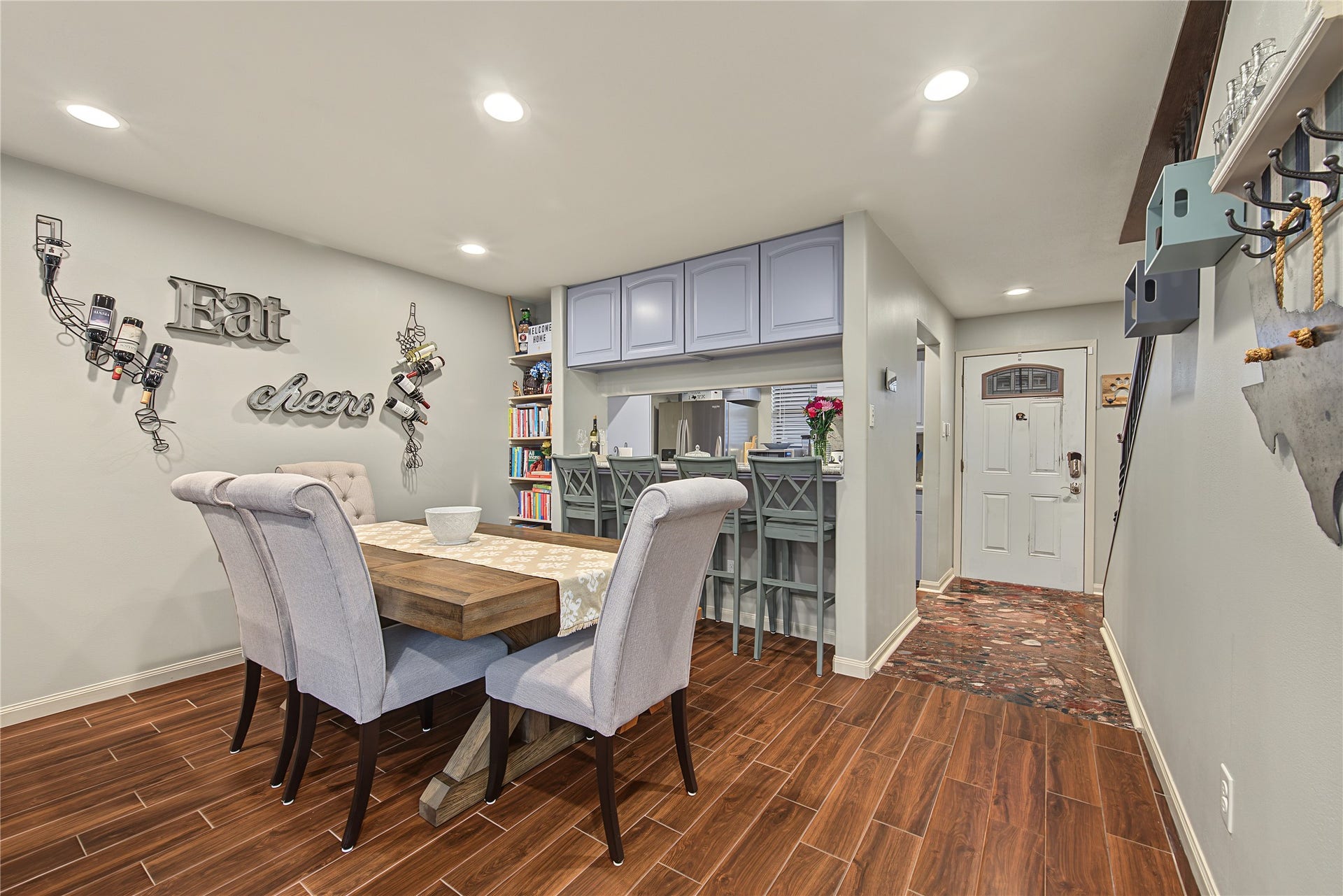 725 Worthshire Street, Houston, TX 77008 Dining area with breakfast bar overlooking kitchen