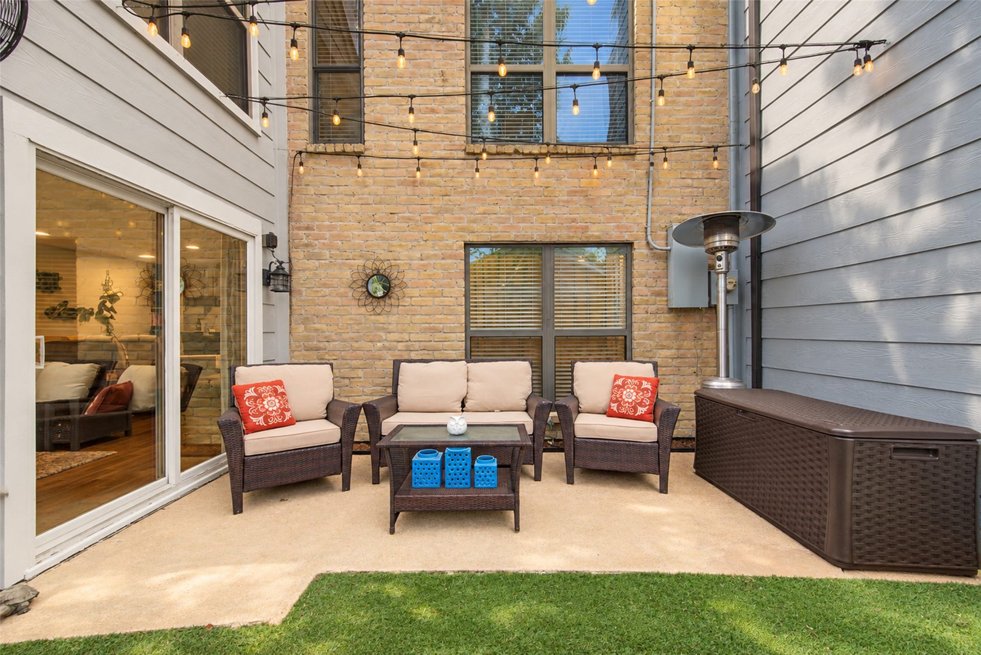 725 Worthshire Street, Houston, TX 77008 Outdoor seating area with decorative lighting and courtyard access.