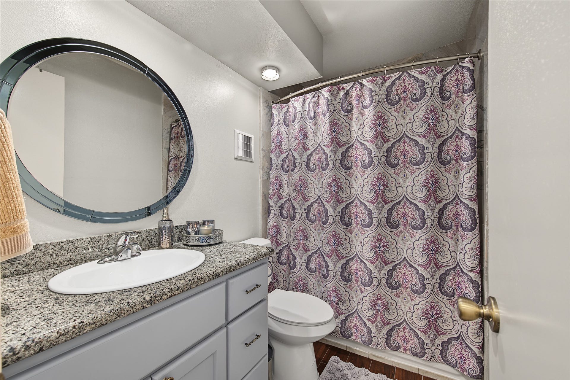 725 Worthshire Street, Houston, TX 77008 Secondary bathroom with granite countertop and tub-shower combination.