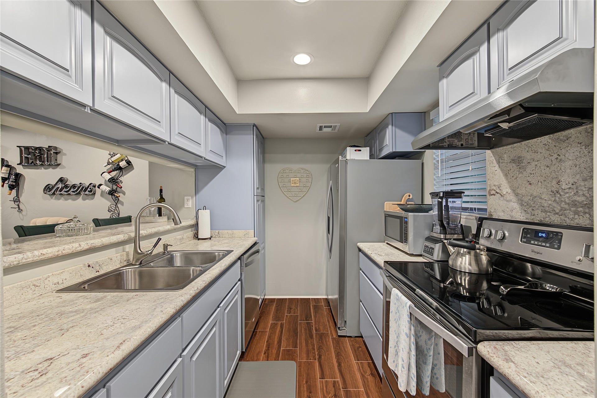 725 Worthshire Street, Houston, TX 77008 Kitchen with granite countertops, stainless appliances and breakfast bar.