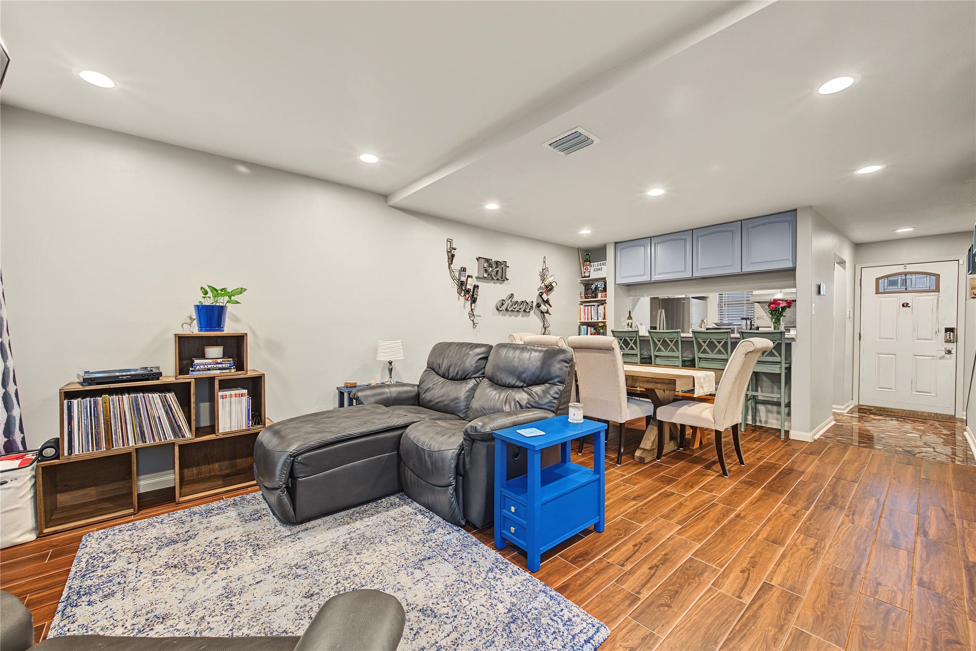 725 Worthshire Street, Houston, TX 77008 Open living and dining areas with recessed lighting
