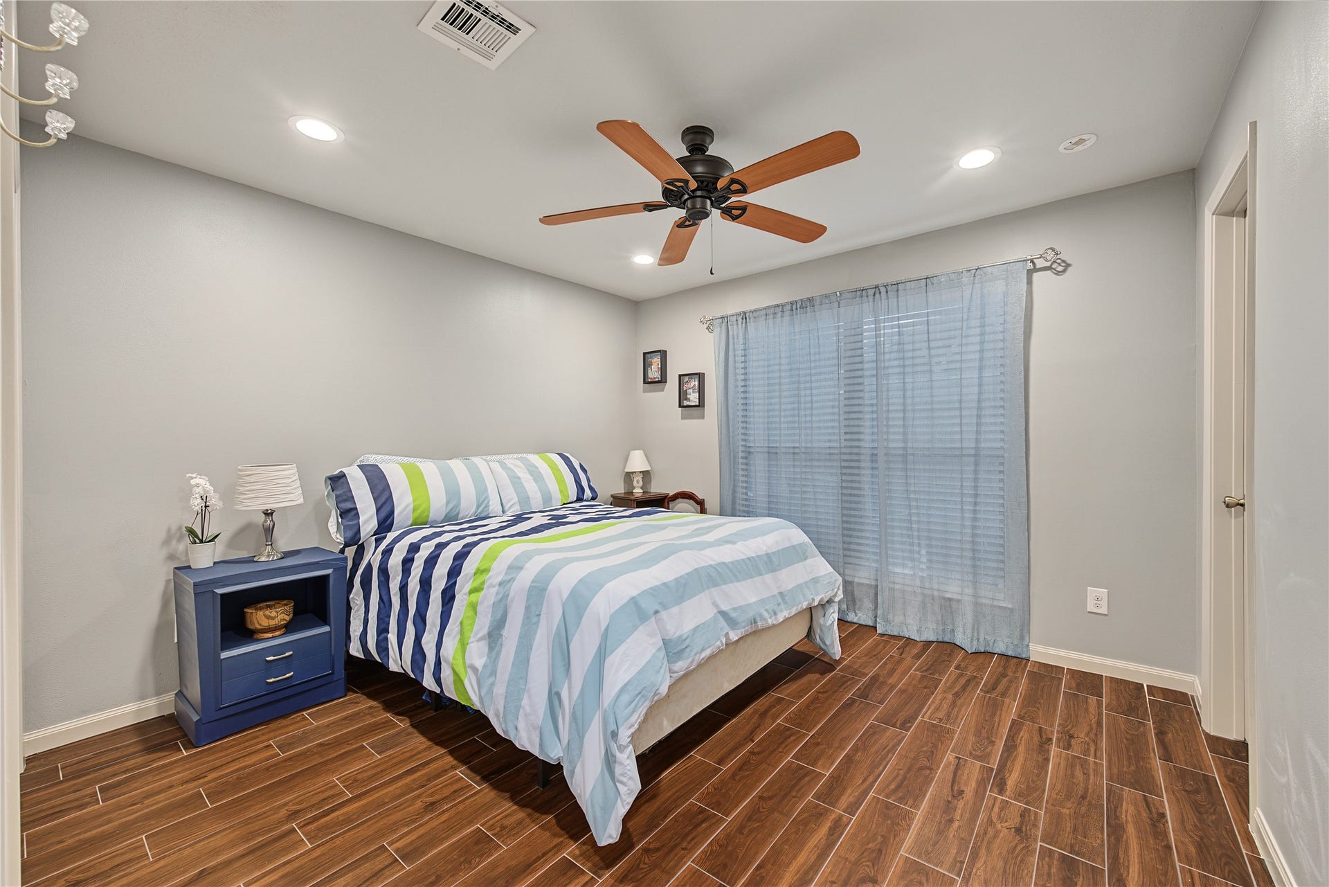 725 Worthshire Street, Houston, TX 77008 Secondary bedroom with laminate flooring and ceiling fan.