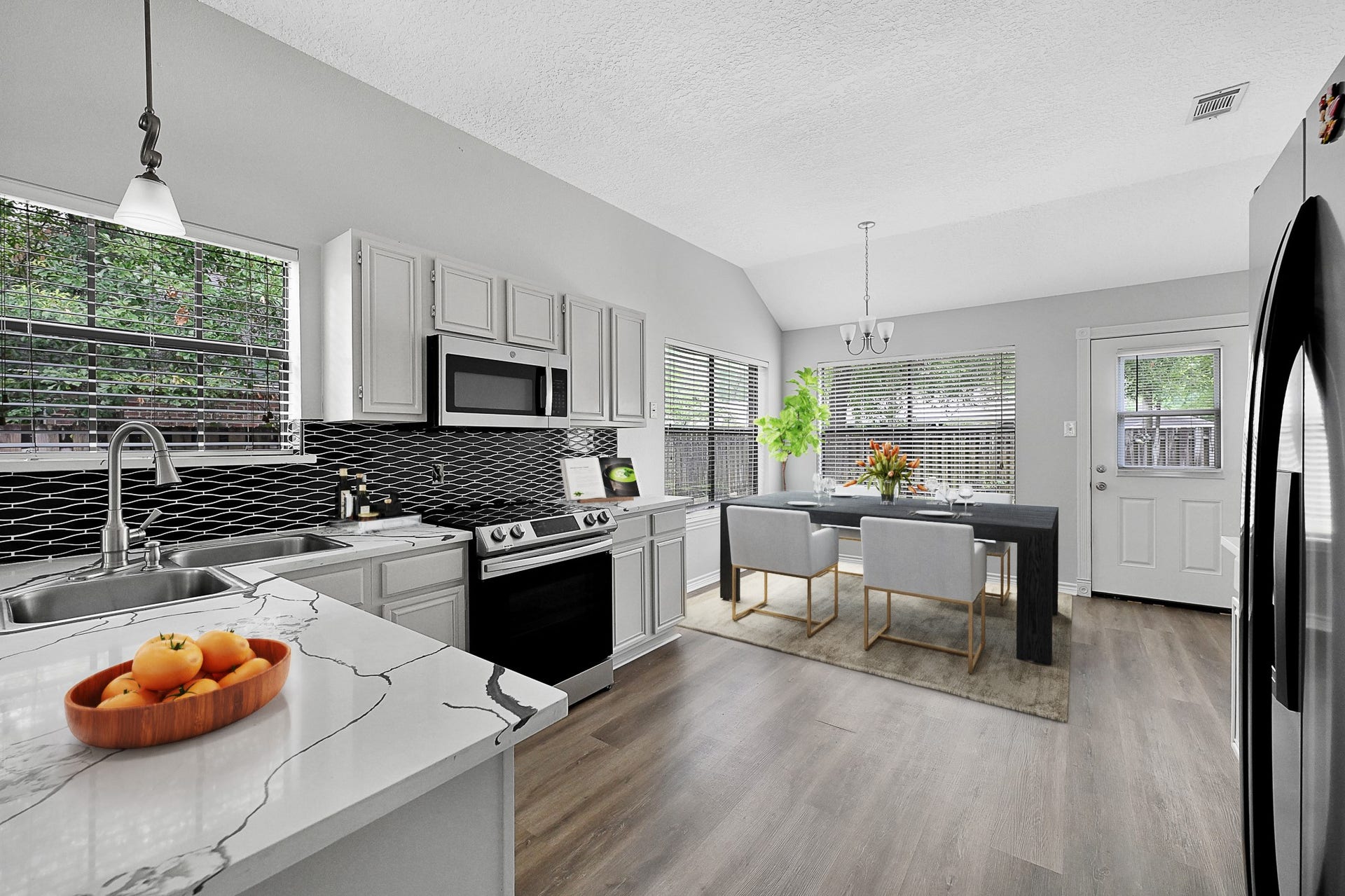 Breakfast area / kitchen ( virtual stage)
