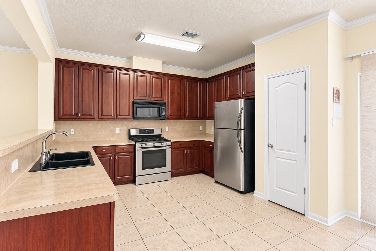 Modern Kitchen w/ All New Appliances