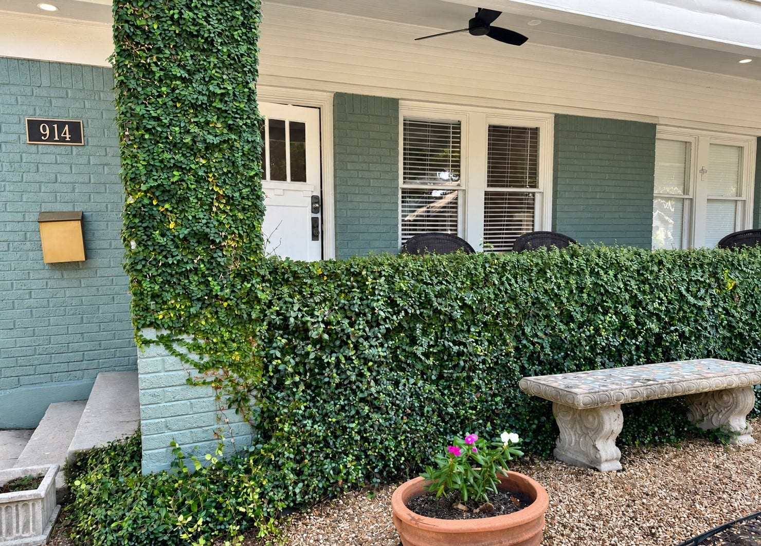 914 W Melwood Street, Houston, TX 77009 Welcome home to 914 W Melwood, an ivy-clad retreat waiting to be called home.