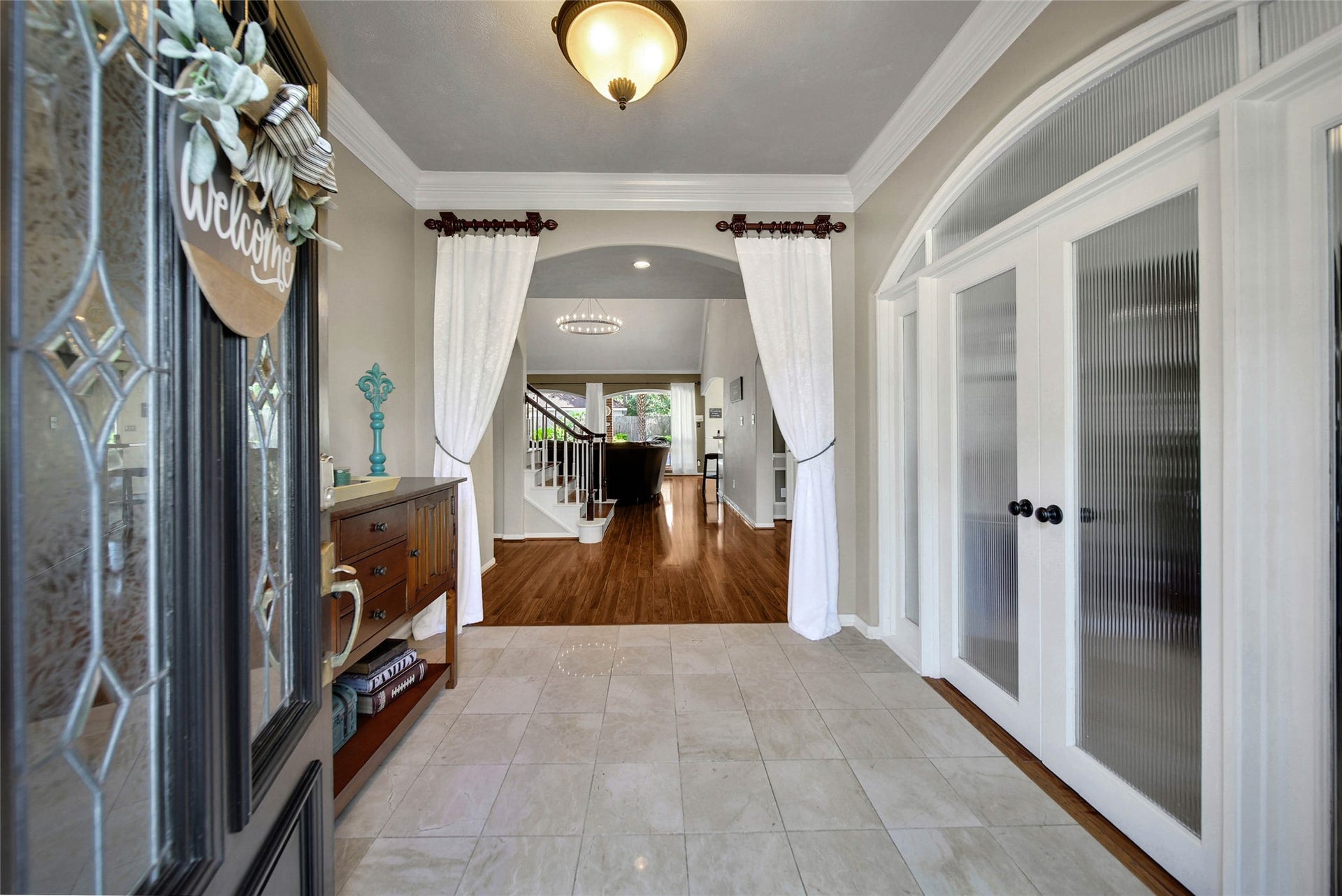 5206 Evergreen Valley Drive, Kingwood, TX 77345 Step inside to your welcoming foyer.