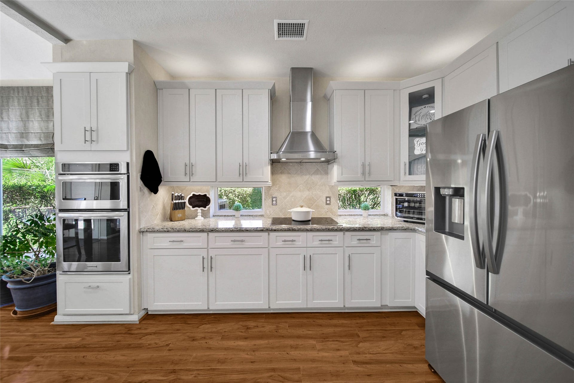 5206 Evergreen Valley Drive, Kingwood, TX 77345 Beautiful stainless steel appliances!