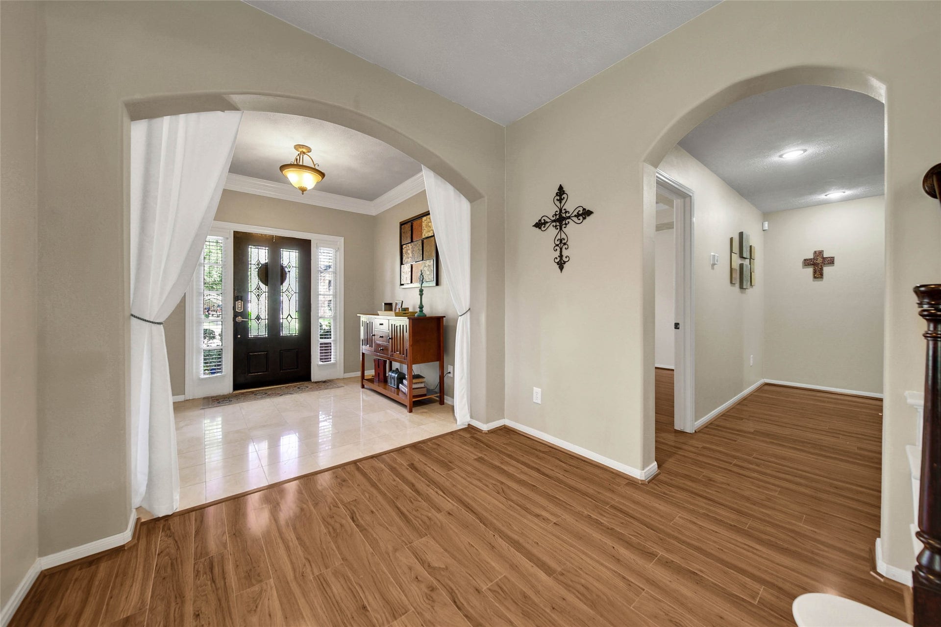 5206 Evergreen Valley Drive, Kingwood, TX 77345 The hallway to the right leads to the primary suite.
