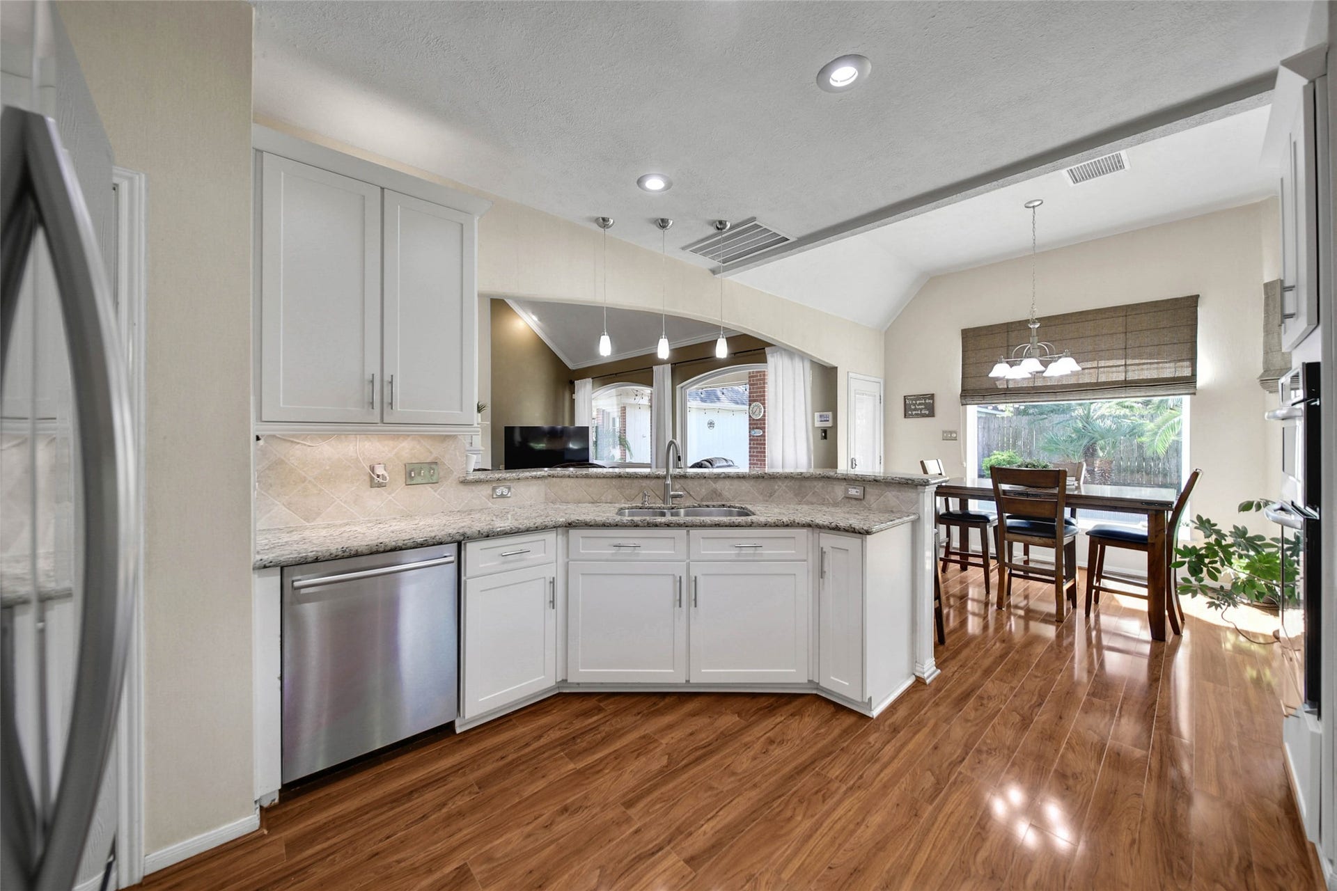 5206 Evergreen Valley Drive, Kingwood, TX 77345 The kitchen is nice and neutral.