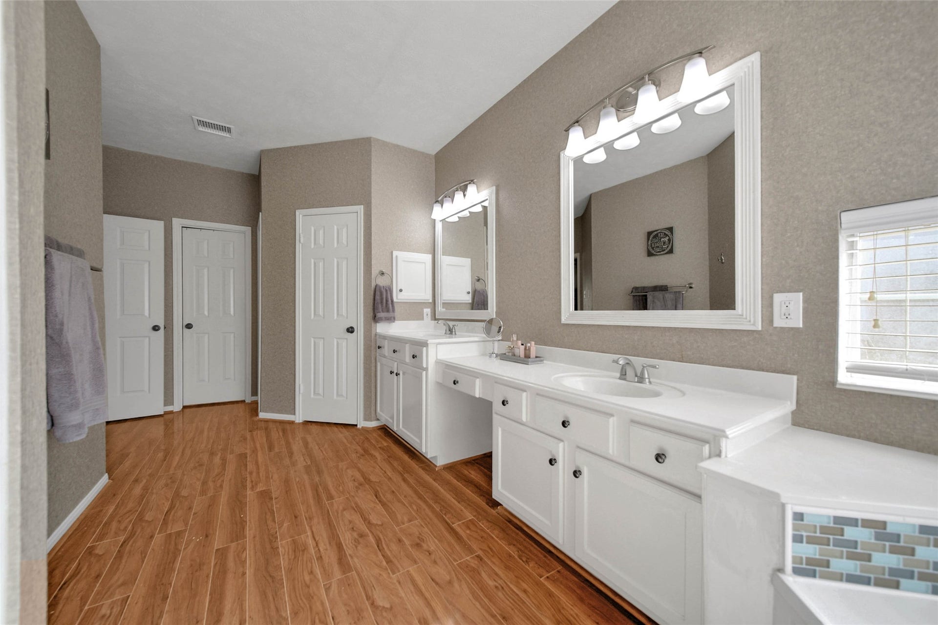 5206 Evergreen Valley Drive, Kingwood, TX 77345 Primary bathroom with two separate sinks as well as a vanity area!