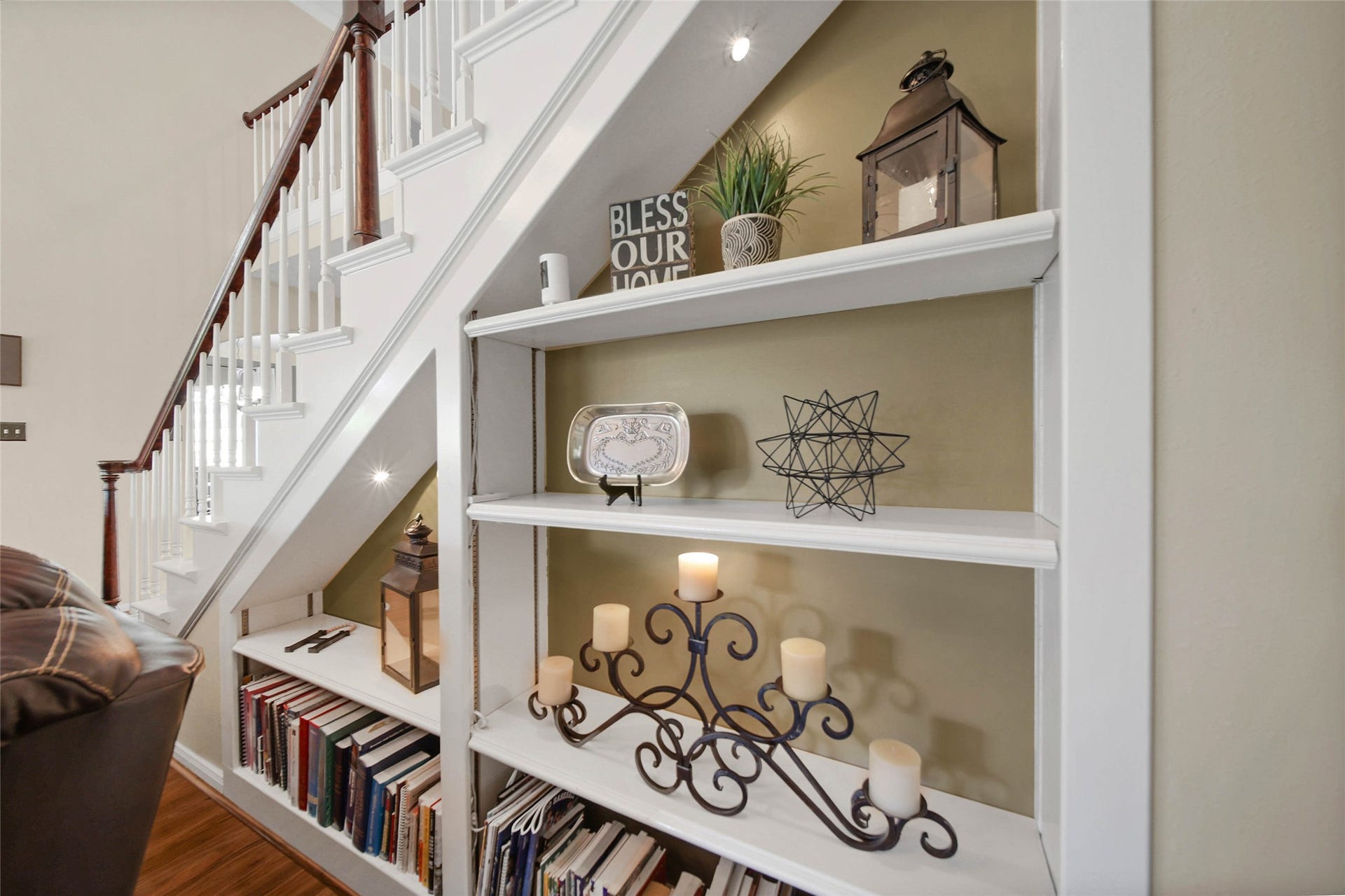 5206 Evergreen Valley Drive, Kingwood, TX 77345 This cozy little custom corner bookshelf really adds even more character to this beautiful home.