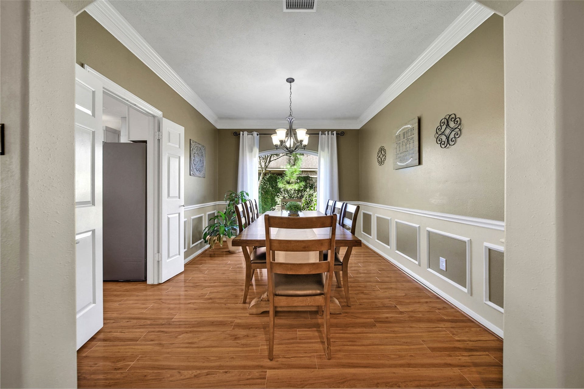 5206 Evergreen Valley Drive, Kingwood, TX 77345 Continuing a little further into the home on the right, the large dining room has beautiful decorative details.