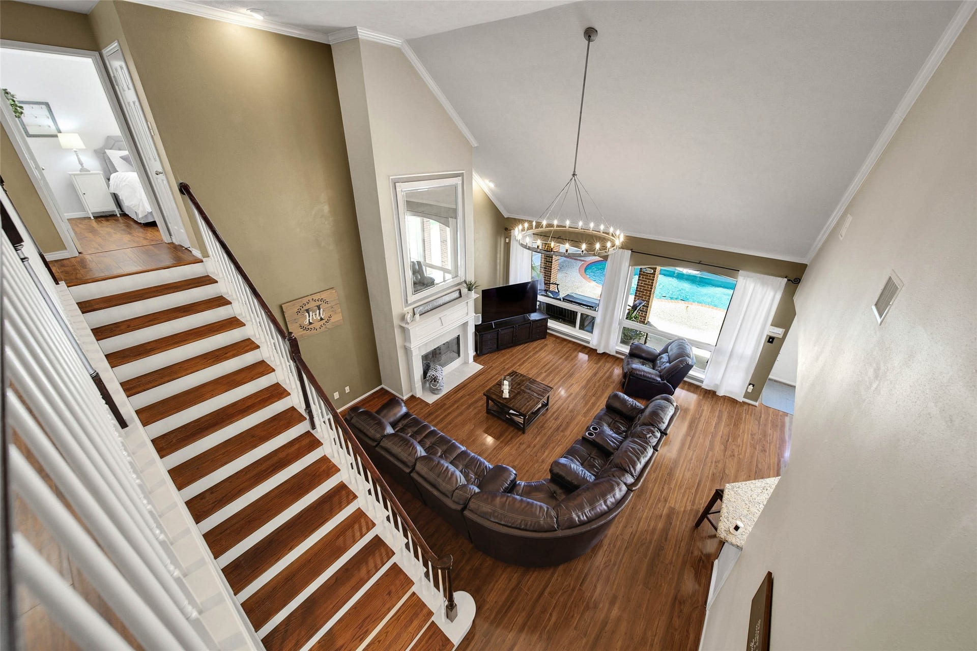 5206 Evergreen Valley Drive, Kingwood, TX 77345 The stunning vaulted ceilings truly make this home feels open and bright.