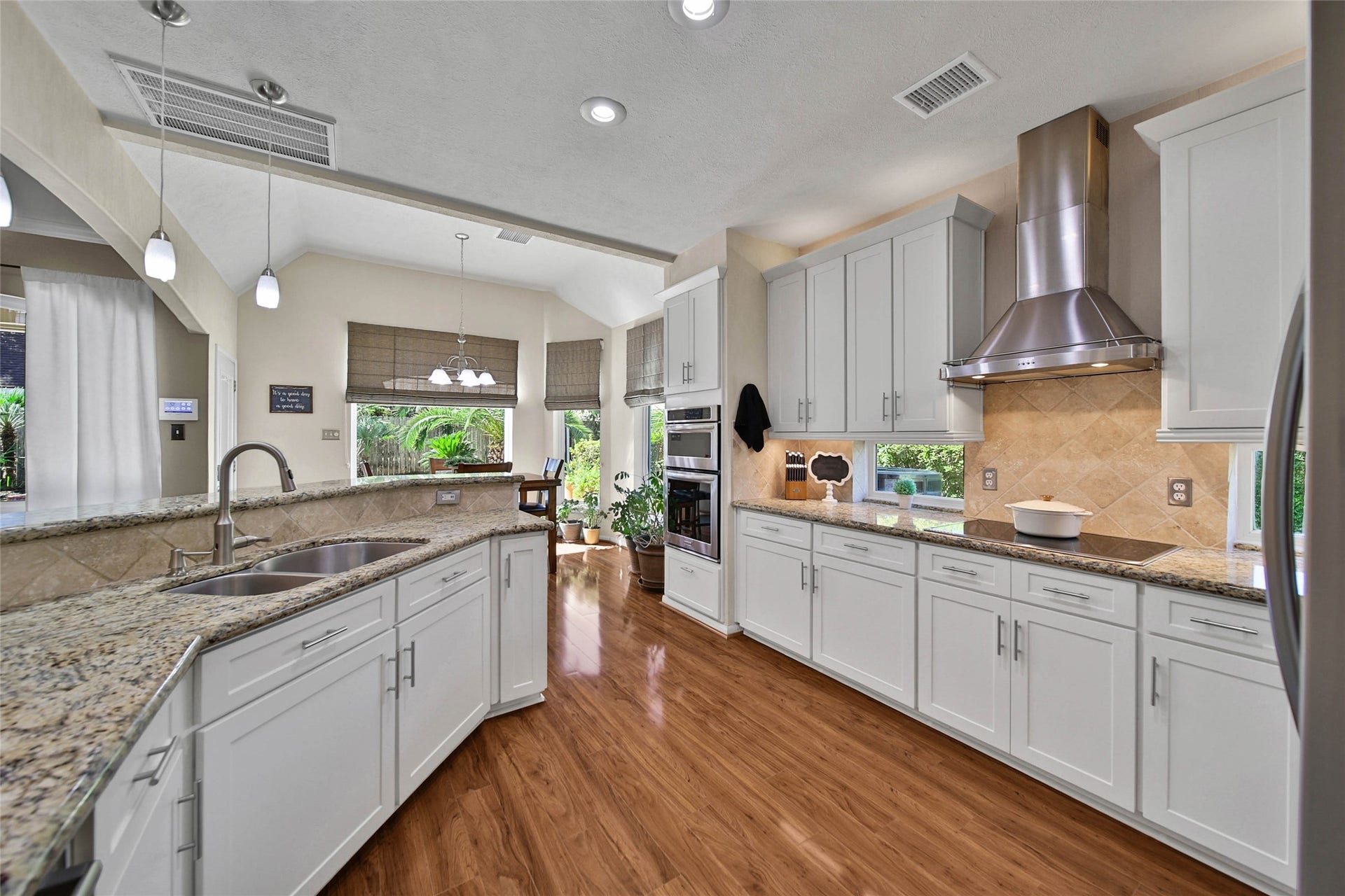 5206 Evergreen Valley Drive, Kingwood, TX 77345 Gorgeous white cabinetry!