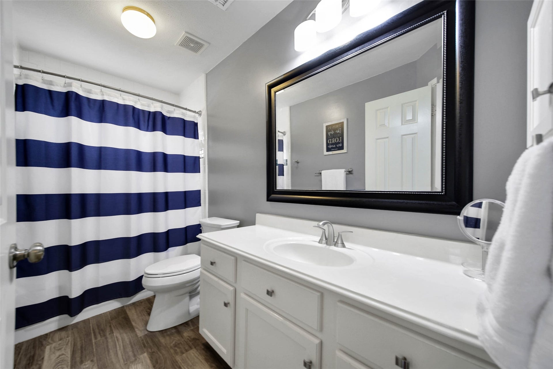 5206 Evergreen Valley Drive, Kingwood, TX 77345 Bathroom number two has ample counter space and a shower/tub combo.