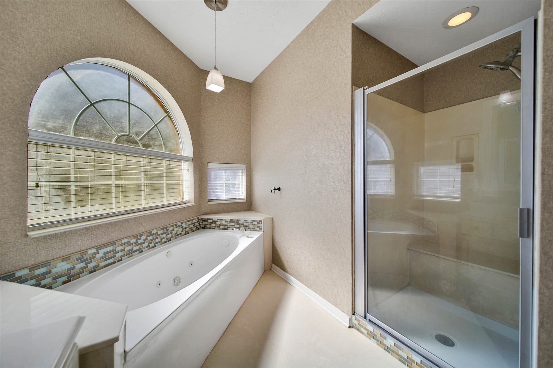 5206 Evergreen Valley Drive, Kingwood, TX 77345 Large jacuzzi tub and separate shower