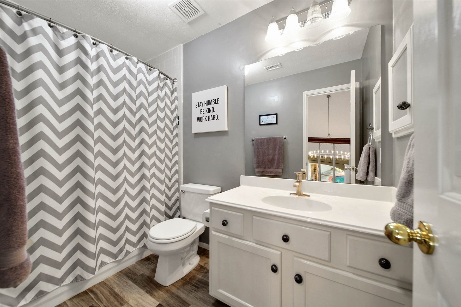5206 Evergreen Valley Drive, Kingwood, TX 77345 Bathroom number 3 has a shower/tub combo.