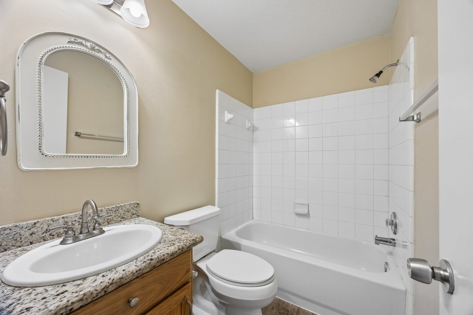 7430 Bahia Lane, Houston, TX 77489 Secondary Bathroom Tub/Shower Combo
