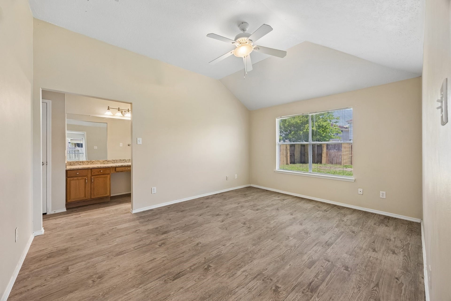 7430 Bahia Lane, Houston, TX 77489 Primary Bedroom ceiling fan, high ceiling .