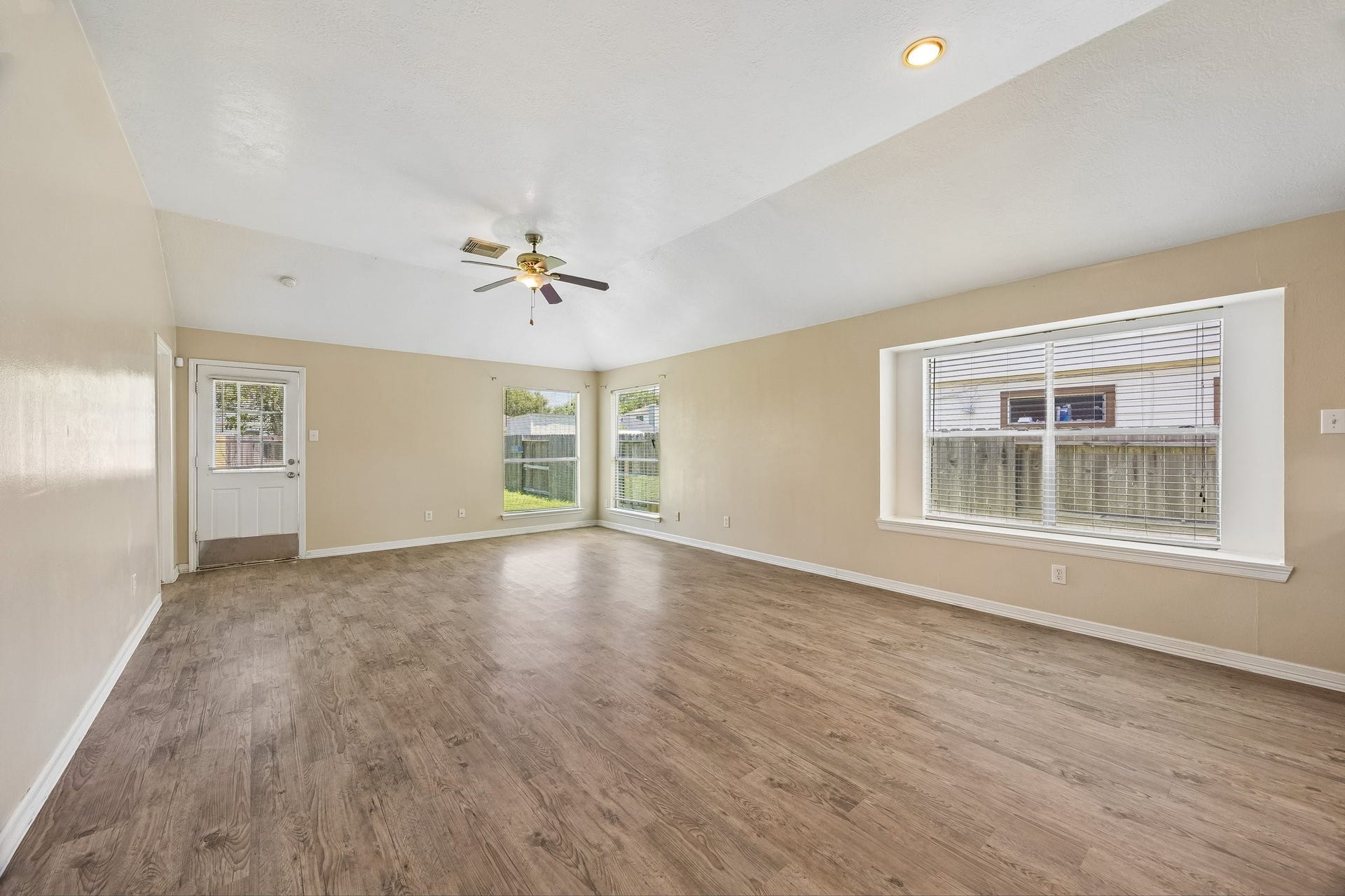 7430 Bahia Lane, Houston, TX 77489 Living and Dinning Combo