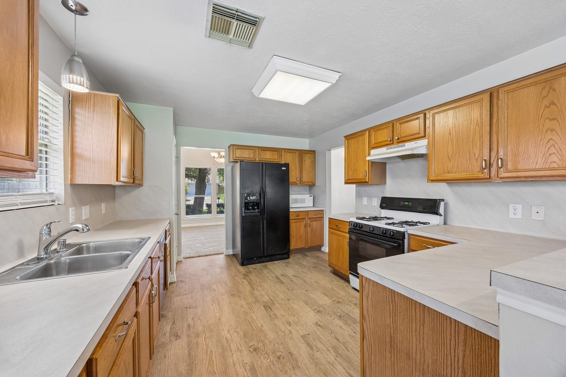 7430 Bahia Lane, Houston, TX 77489 Kitchen has lots of natural light clean and lots of storage.