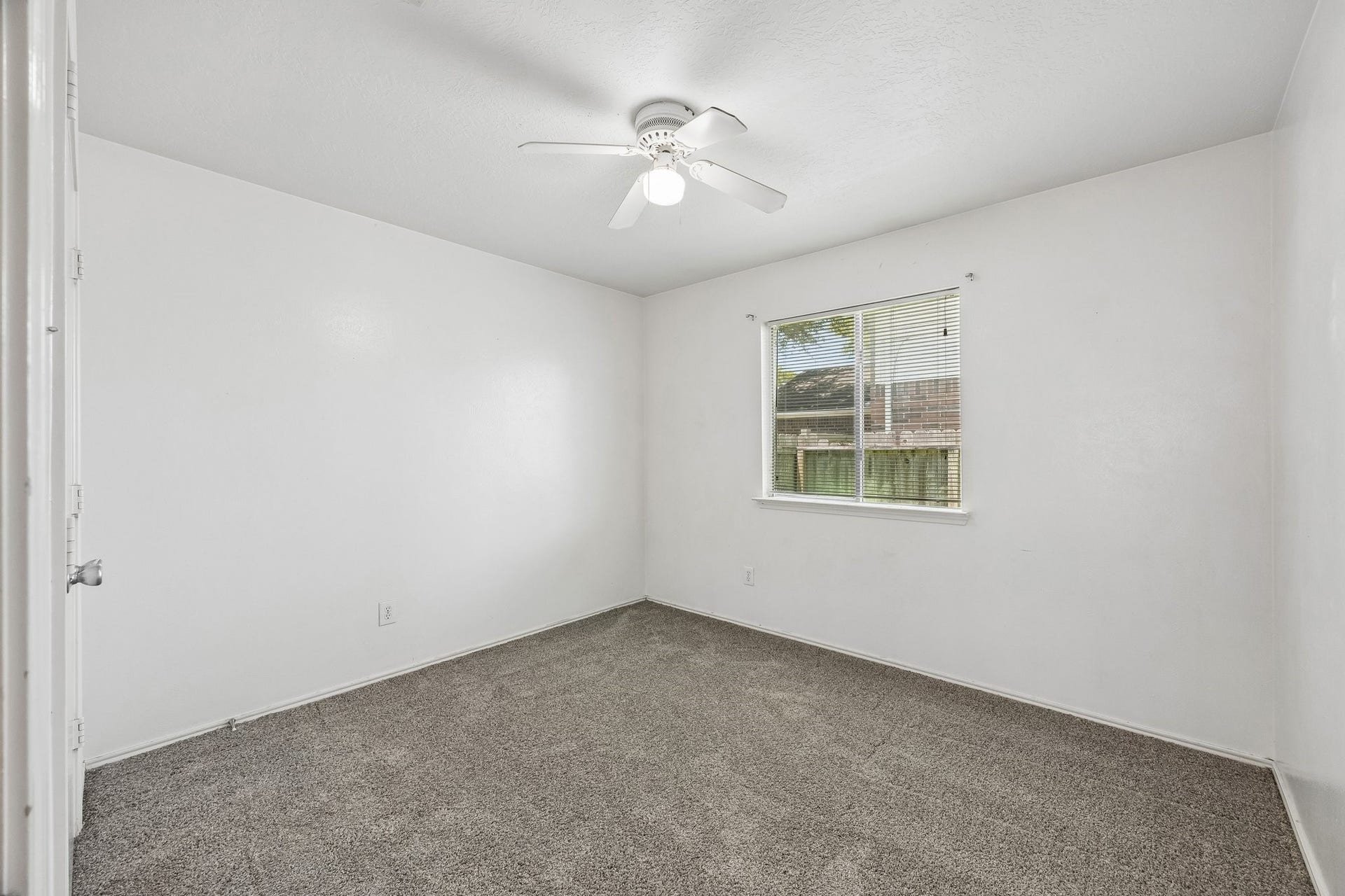 7430 Bahia Lane, Houston, TX 77489 Secondary Bedroom Ceiling Fan, window treatment and clean carpet.