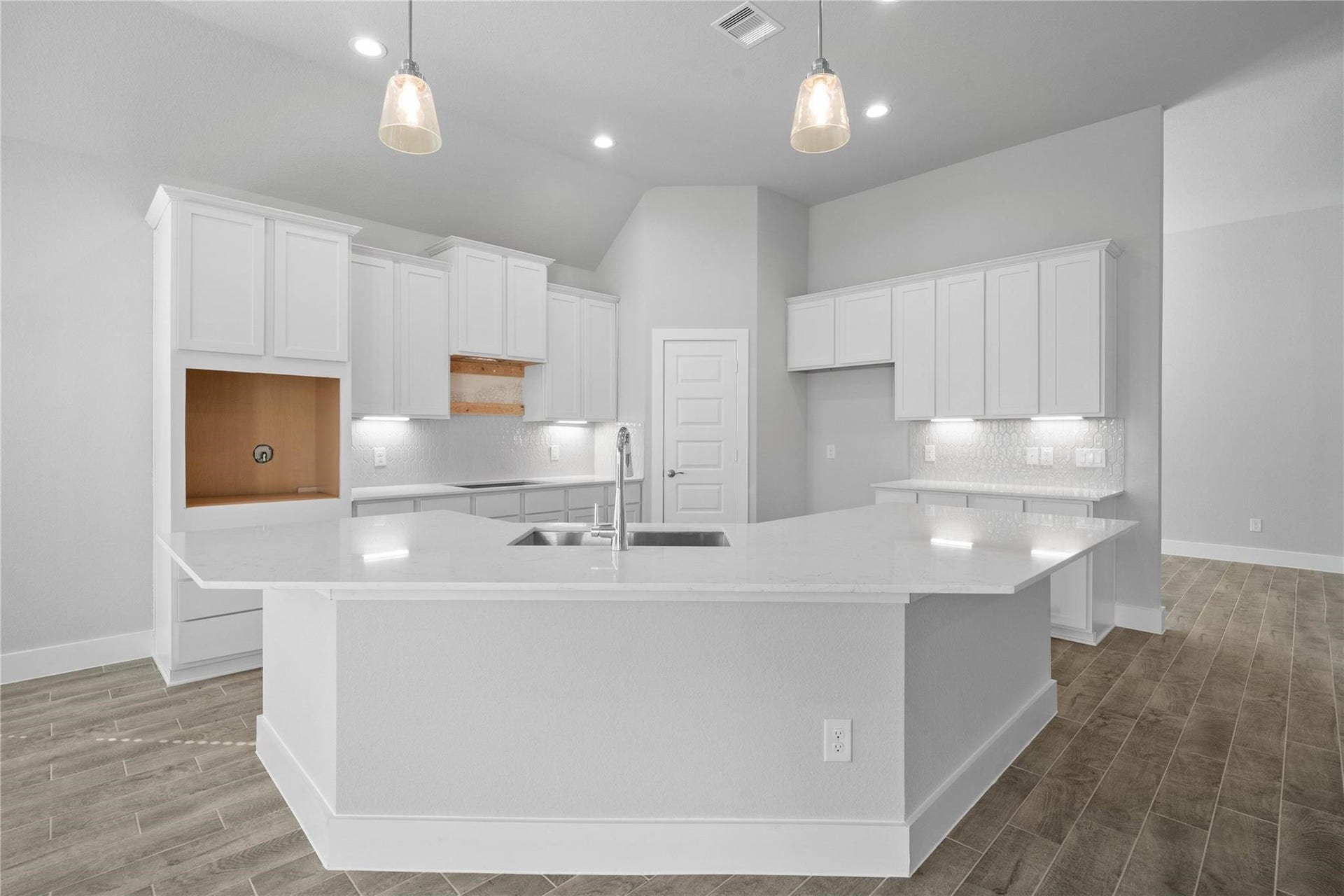 425 Piney Rocks Lane, Waller, TX 77484 Stainless steel appliances.. are installed. Updated photos will come. Hardware to be installed as well.