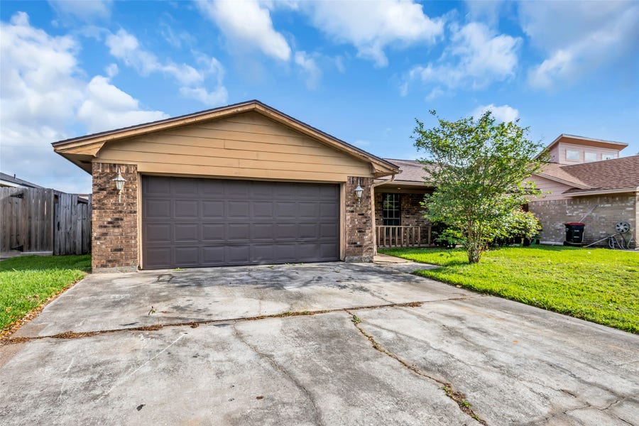Property photo for 700 Briarclift Lane, Baytown, TX
