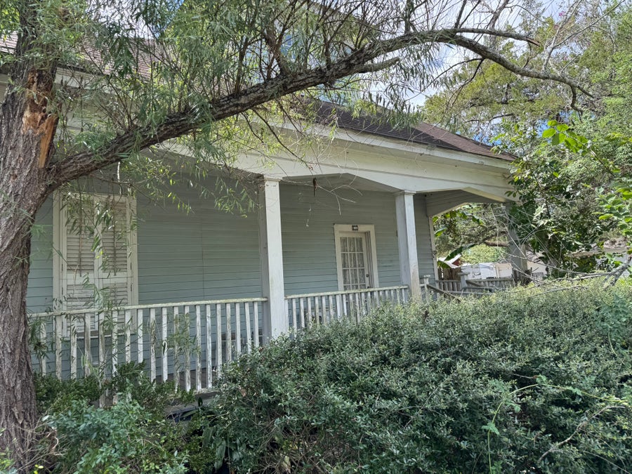 Property photo for 111 W Cleveland Street, Alvin, TX