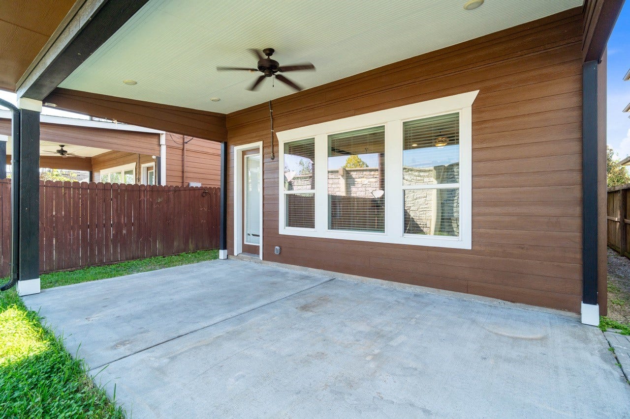 6724 Keats Street, #B, Houston, TX 77085 Great covered patio for entertaining.