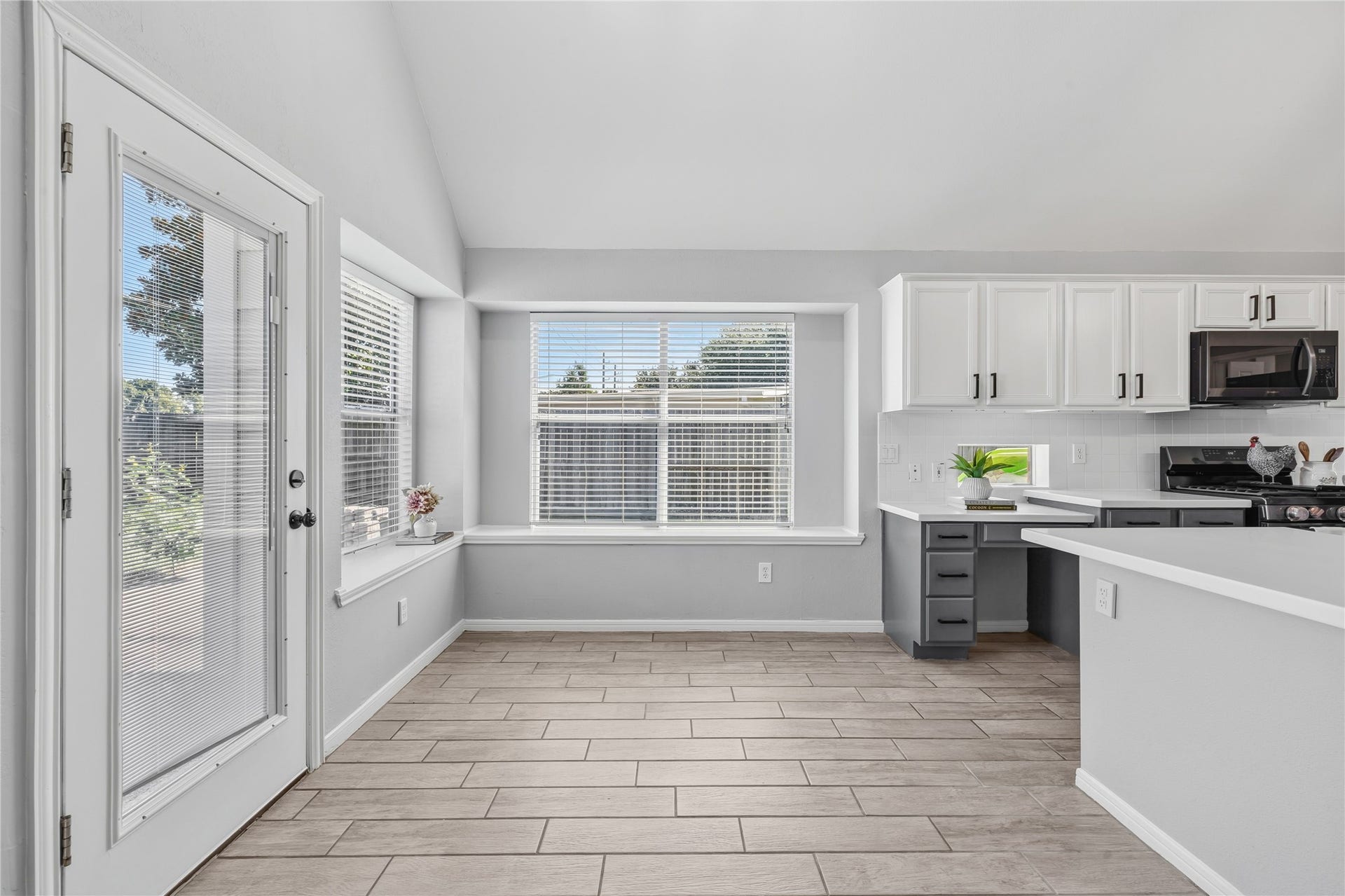 4011 Grayson Court, Missouri City, TX 77459 A cozy breakfast nook bathed in natural light from large windows off of the kitchen.
