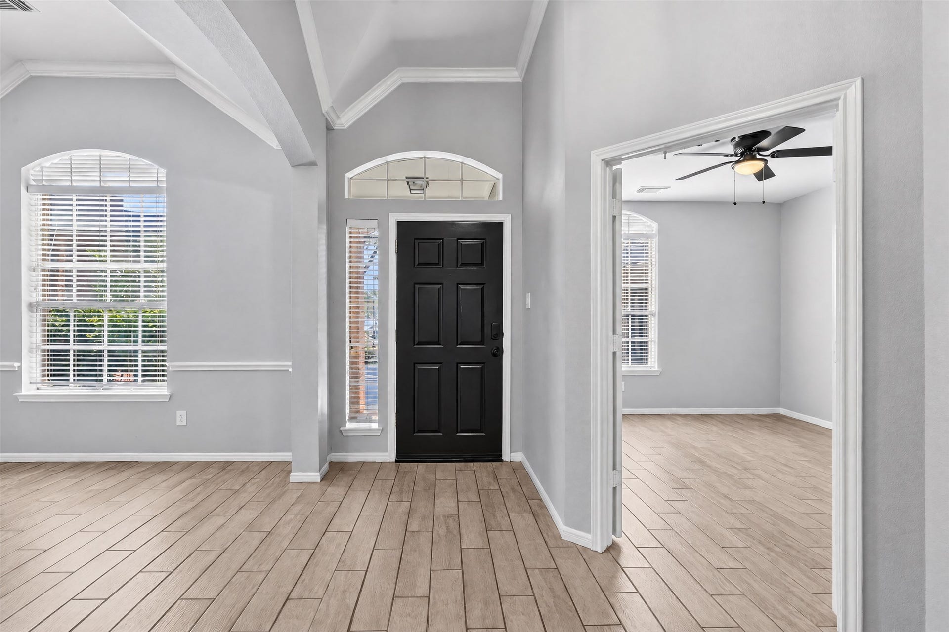 4011 Grayson Court, Missouri City, TX 77459 Inviting entryway with sleek wood-style flooring, high ceilings, and abundant natural light.