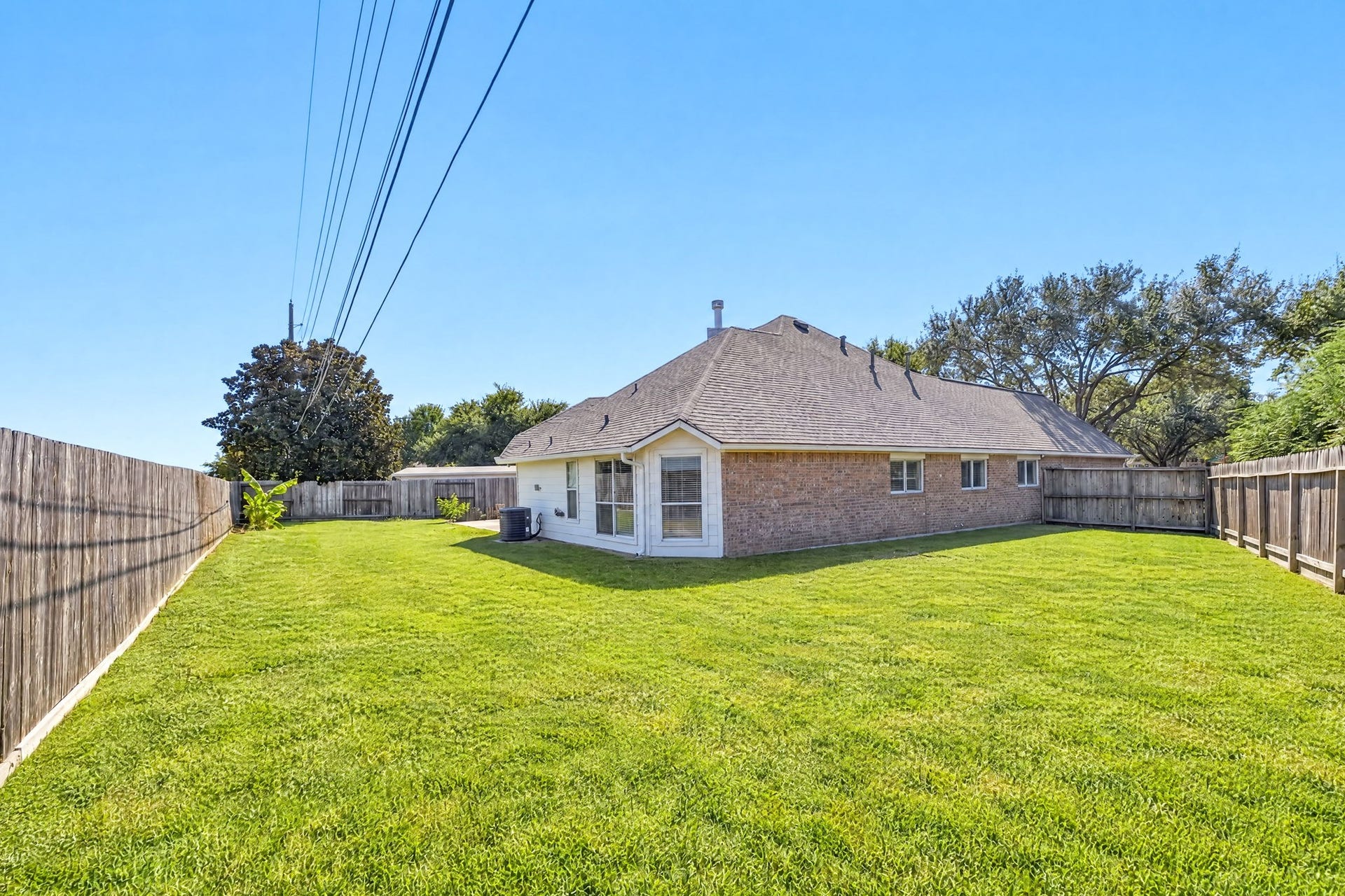 4011 Grayson Court, Missouri City, TX 77459 Large fenced backyard perfect for outdoor activities and entertaining.