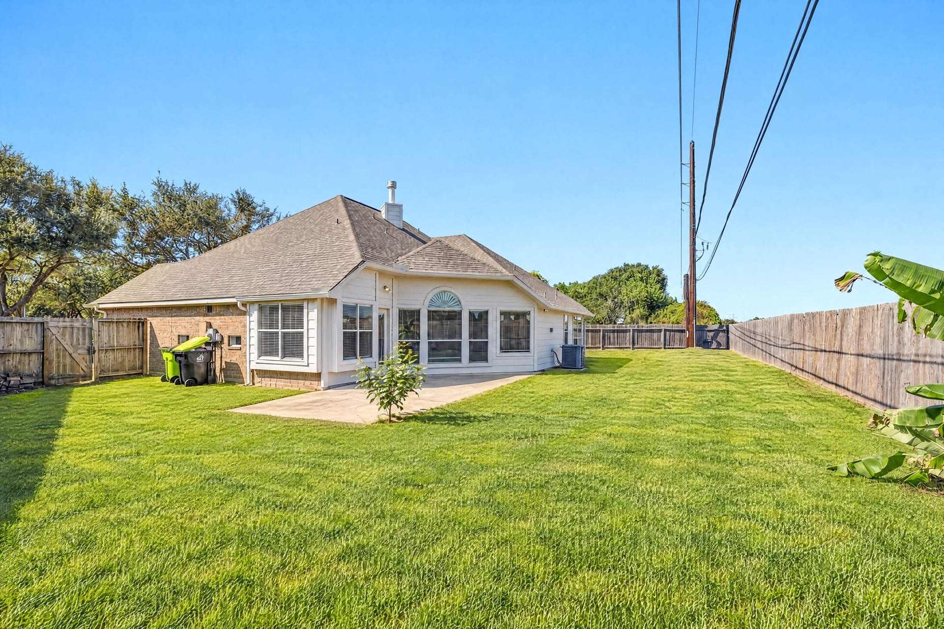 4011 Grayson Court, Missouri City, TX 77459 Charming single-story home with a spacious, well-maintained backyard featuring a patio and privacy fence, perfect for outdoor gatherings and relaxation.