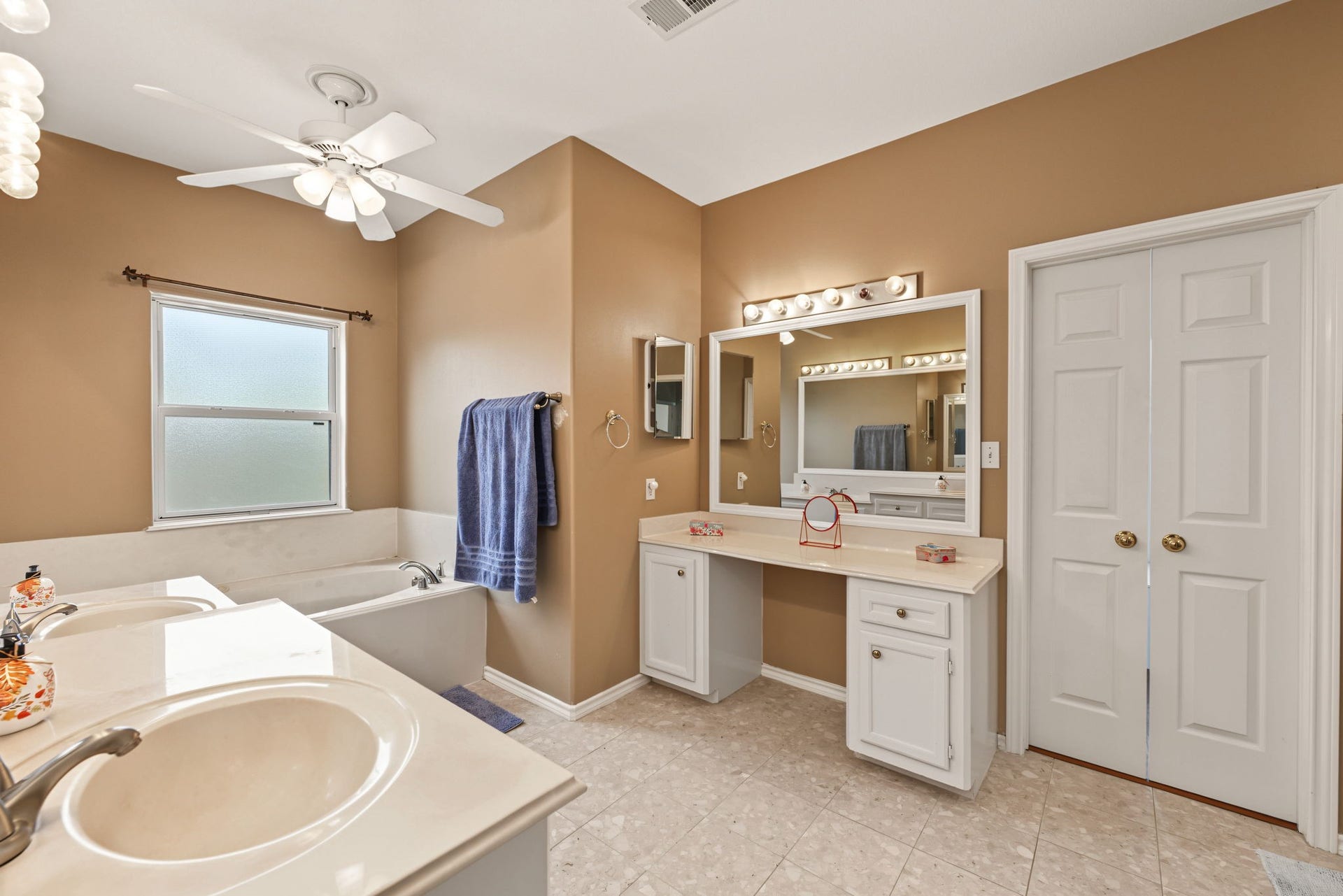 421 Trace Way Drive, Montgomery, TX 77316 Double sinks, large soaking tub and sitting area. Don't miss the large walk in closet.